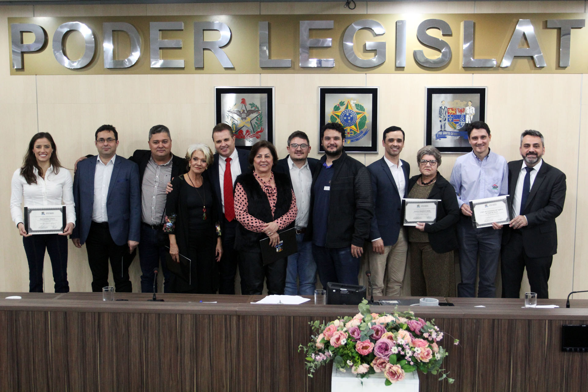 Câmara homenageia três pessoas, duas entidades e duas empresas em solenidade