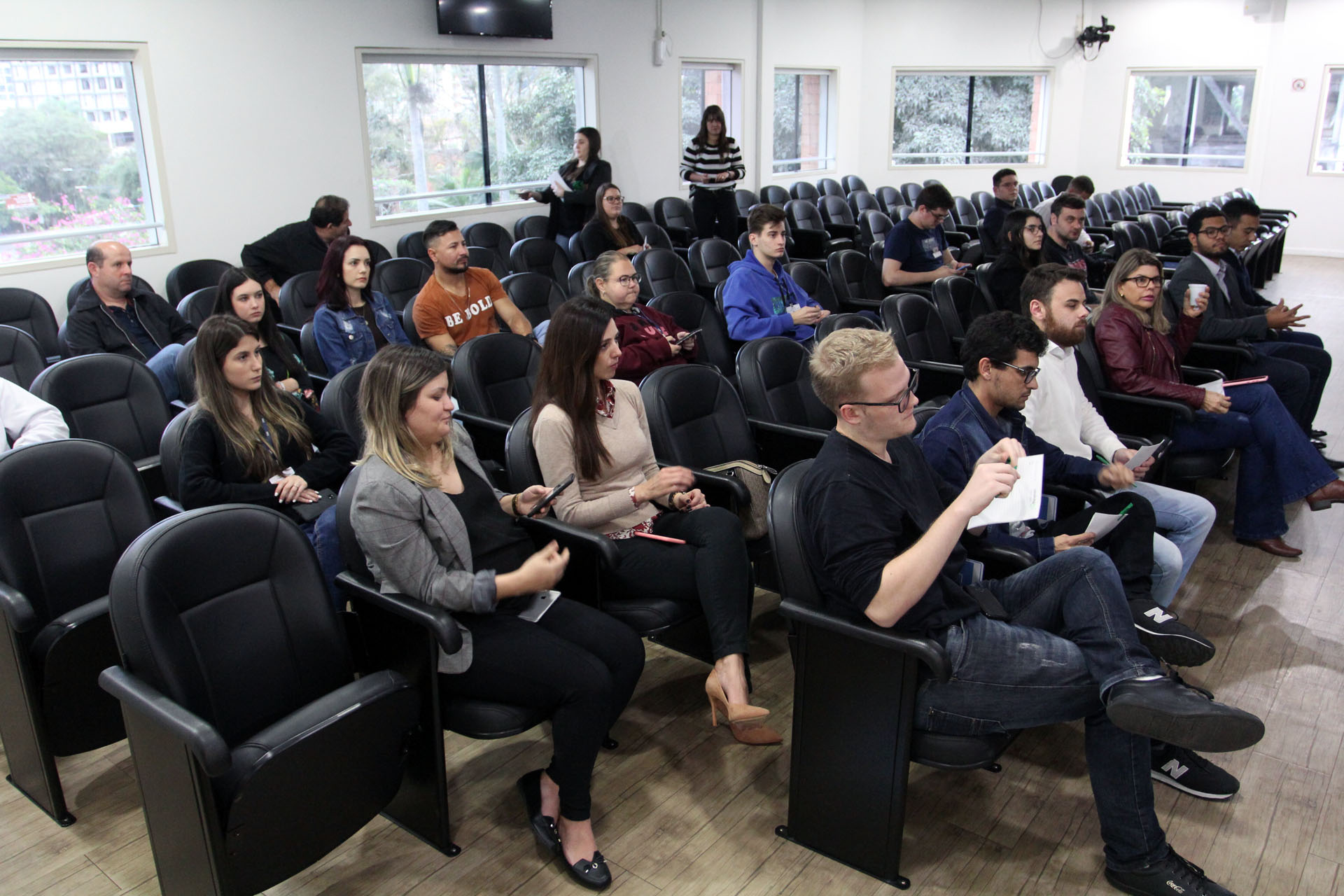 Servidores e estagiários da Câmara participam de palestra sobre educação financeira