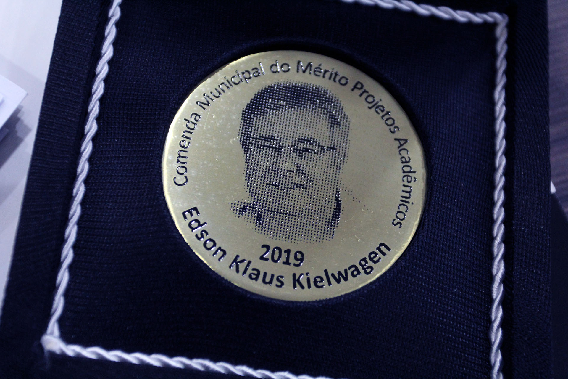 Registro de Preços com vistas ao fornecimento de Placas e Medalhas de homenagem