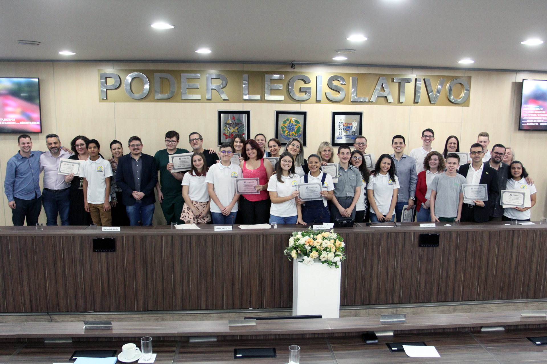 Câmara Mirim homenageia professores em sessão solene