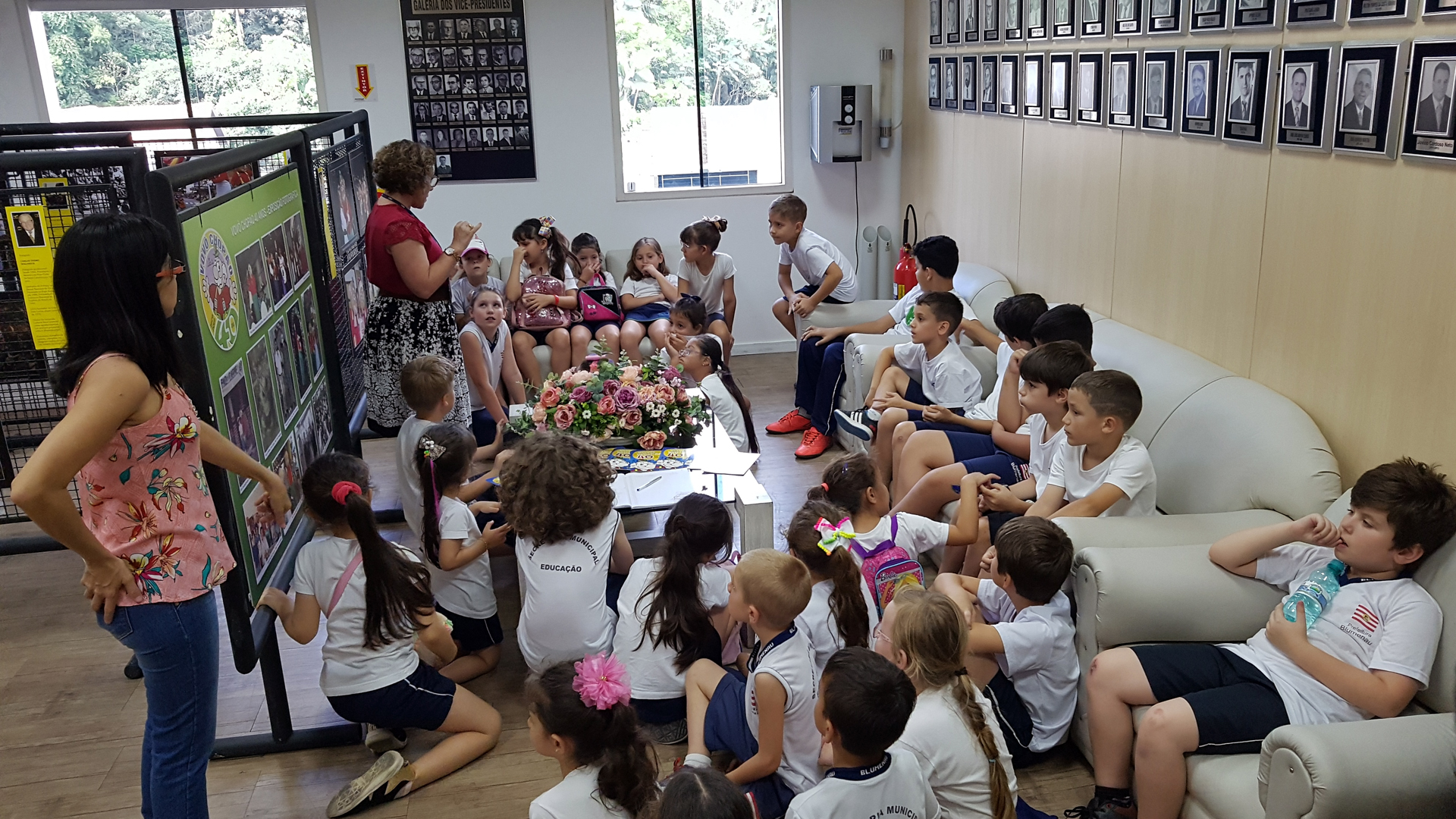 Alunos da E.M Alwino Dorow conhecem a Câmara através da Escola do Legislativo