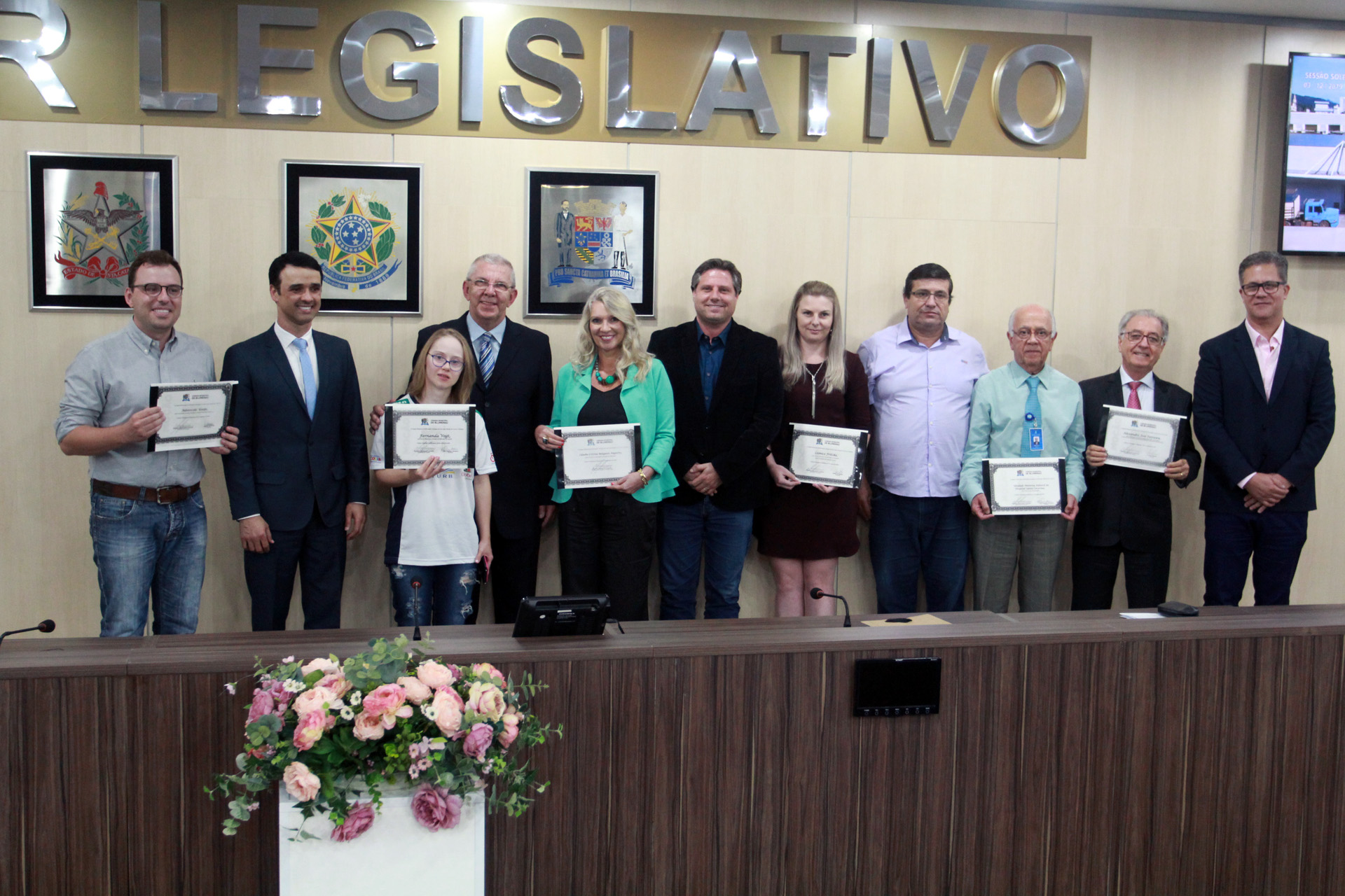 Legislativo blumenauense homenageia instituições, empresas e pessoas pelos serviços prestados à comunidade