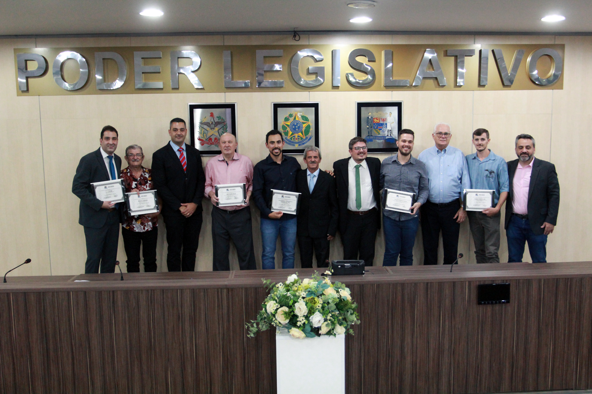 Legislativo entrega sete moções de louvor em sessão solene