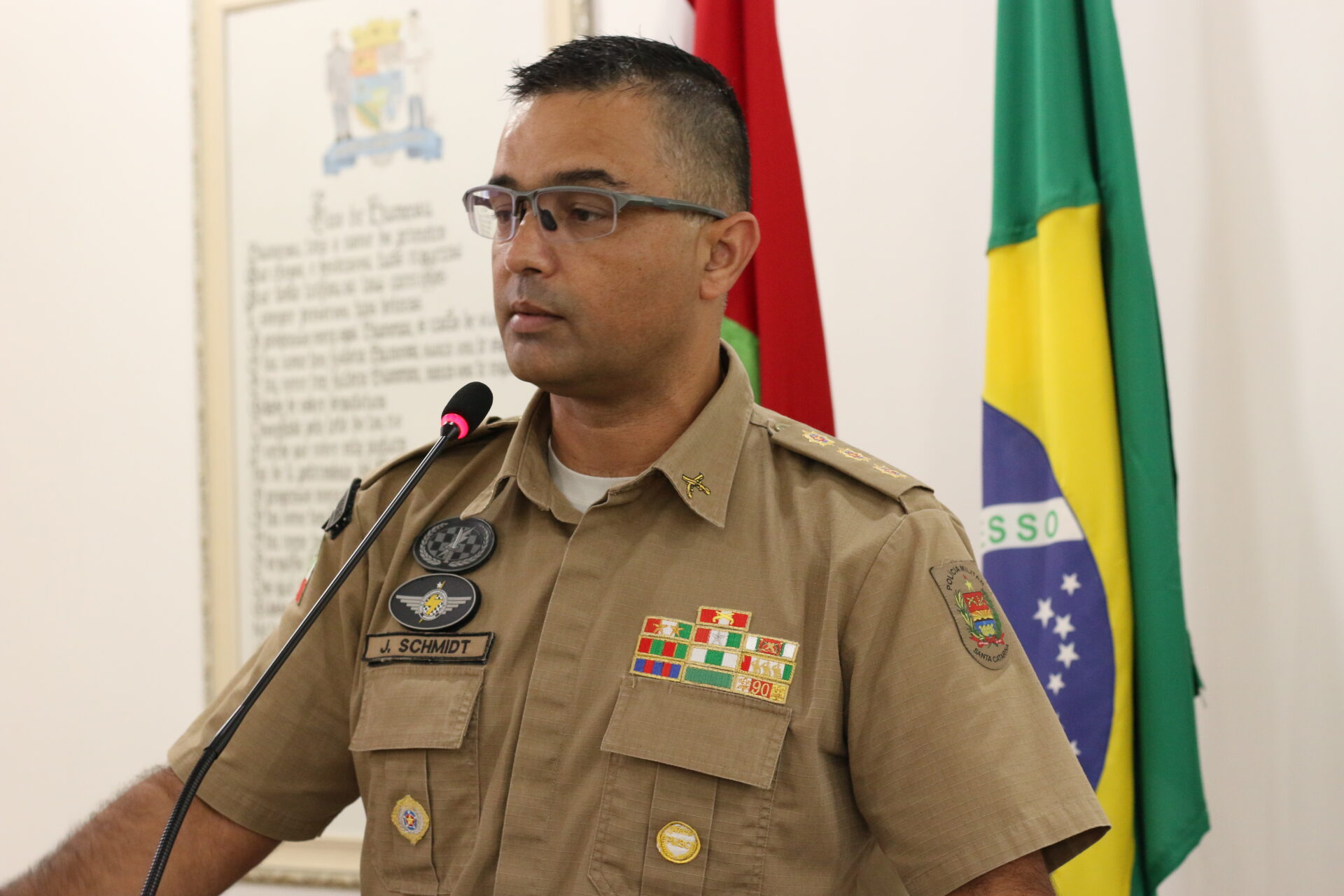 Coronel Jefferson Schmidt ocupa a tribuna da Câmara e se coloca à disposição das demandas da cidade