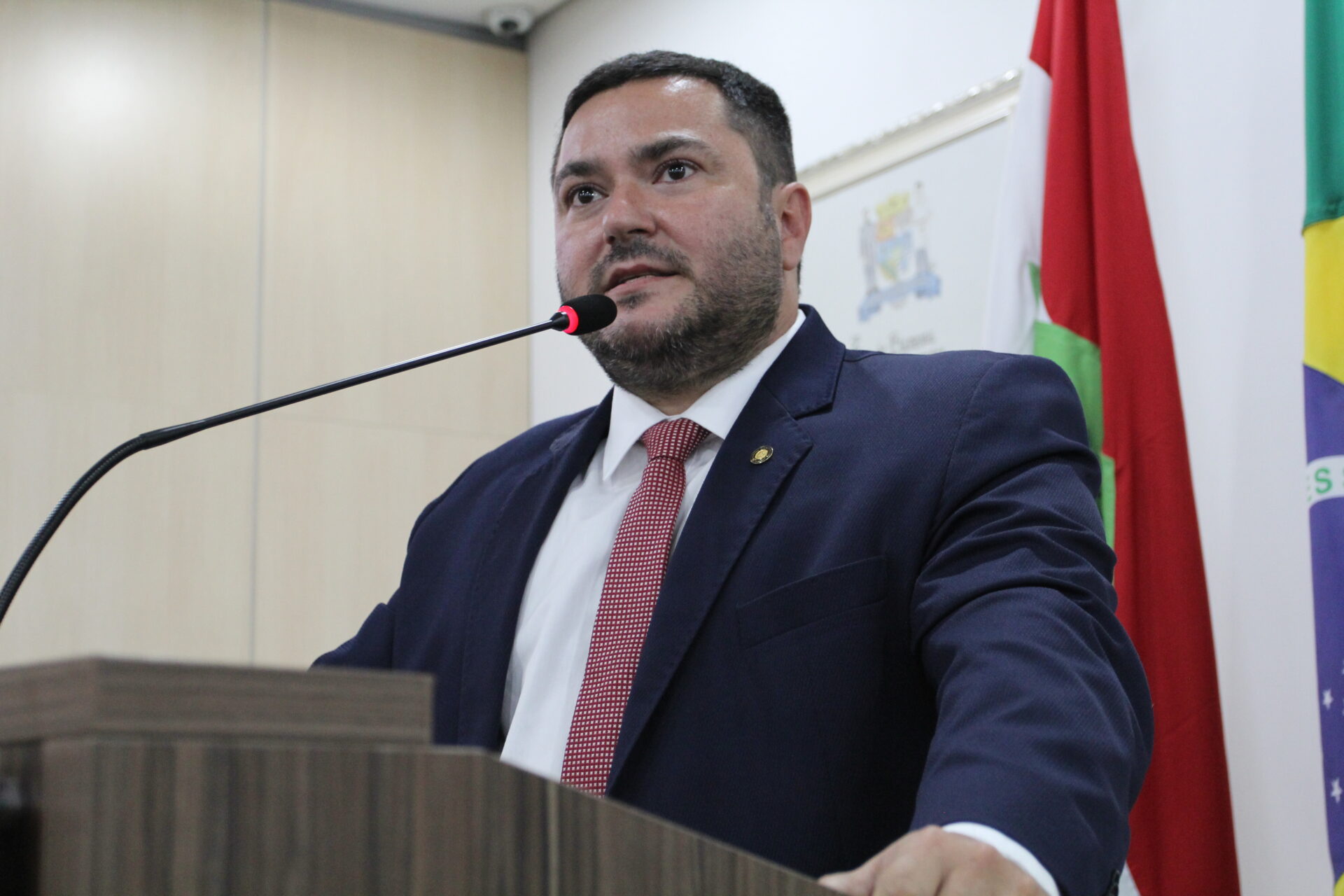 Deputado Ricardo Alba ocupa tribuna e coloca mandato à disposição dos vereadores e da cidade