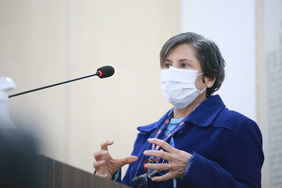 Médica e enfermeira do CEDAP ocupam a tribuna para divulgar o Julho Amarelo de combate às hepatites virais