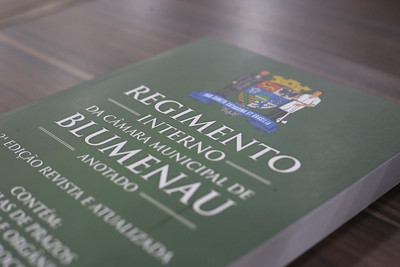 Segunda edição anotada do Regimento Interno da Câmara de Blumenau é apresentada durante a sessão
