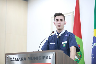 Representante do Grupo Escoteiro Cruzeiro do Sul fala na tribuna sobre o movimento educacional