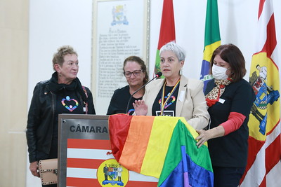Integrantes da ONG Mães pela Diversidade ocupam a tribuna no Dia Internacional contra a Homofobia para pedir mais valor e respeito às diversas identidades de gênero