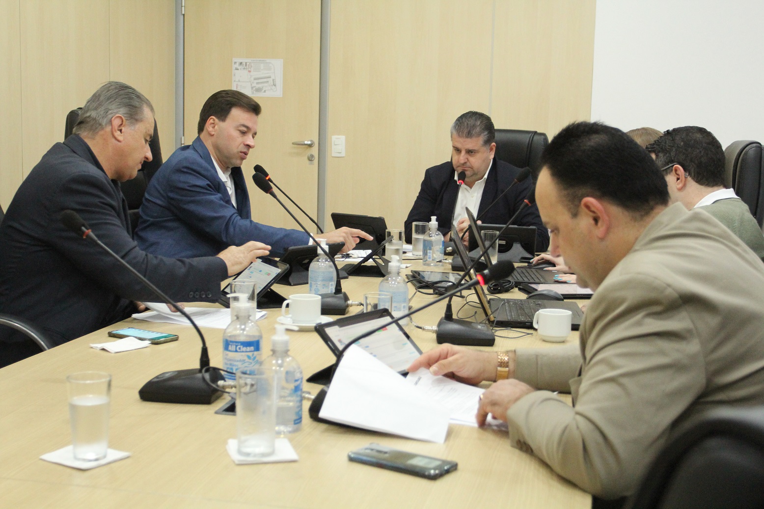 CCJ analisa 11 proposições na reunião desta terça-feira