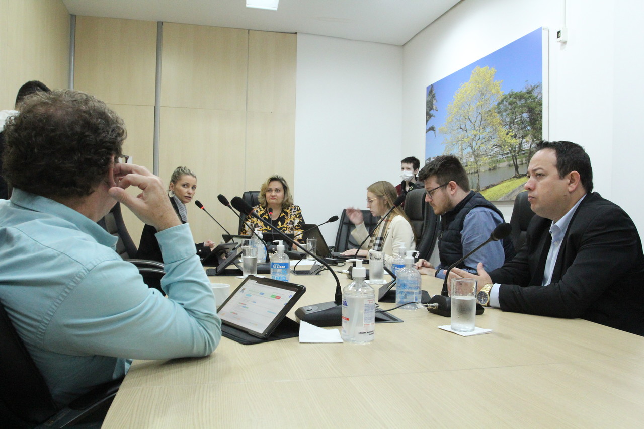 Comissão de Finanças dá parecer favorável a projeto que determina a colocação de placas de orientação em Braille nos edifícios usados pela prefeitura 