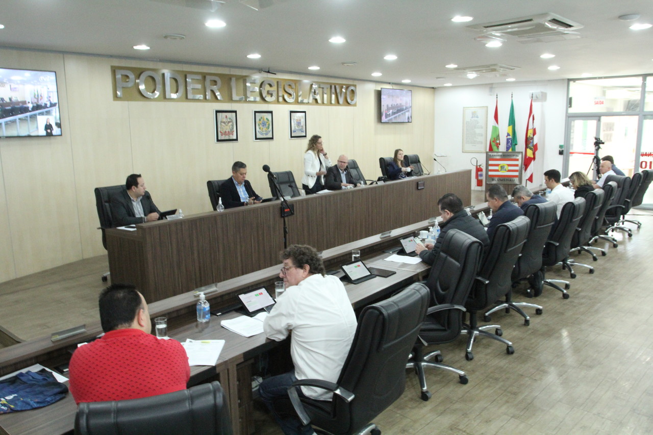 Vereadores aprovam cinco projetos e acatam um veto total do Executivo