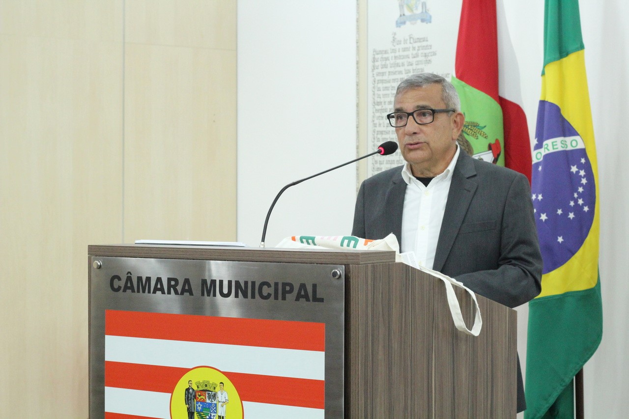 Professor apresenta na tribuna projeto para ensino da língua alemã nas escolas de Blumenau
