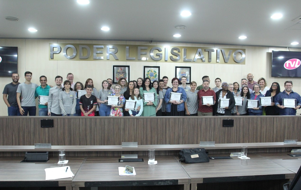 Câmara Mirim homenageia professores em sessão solene