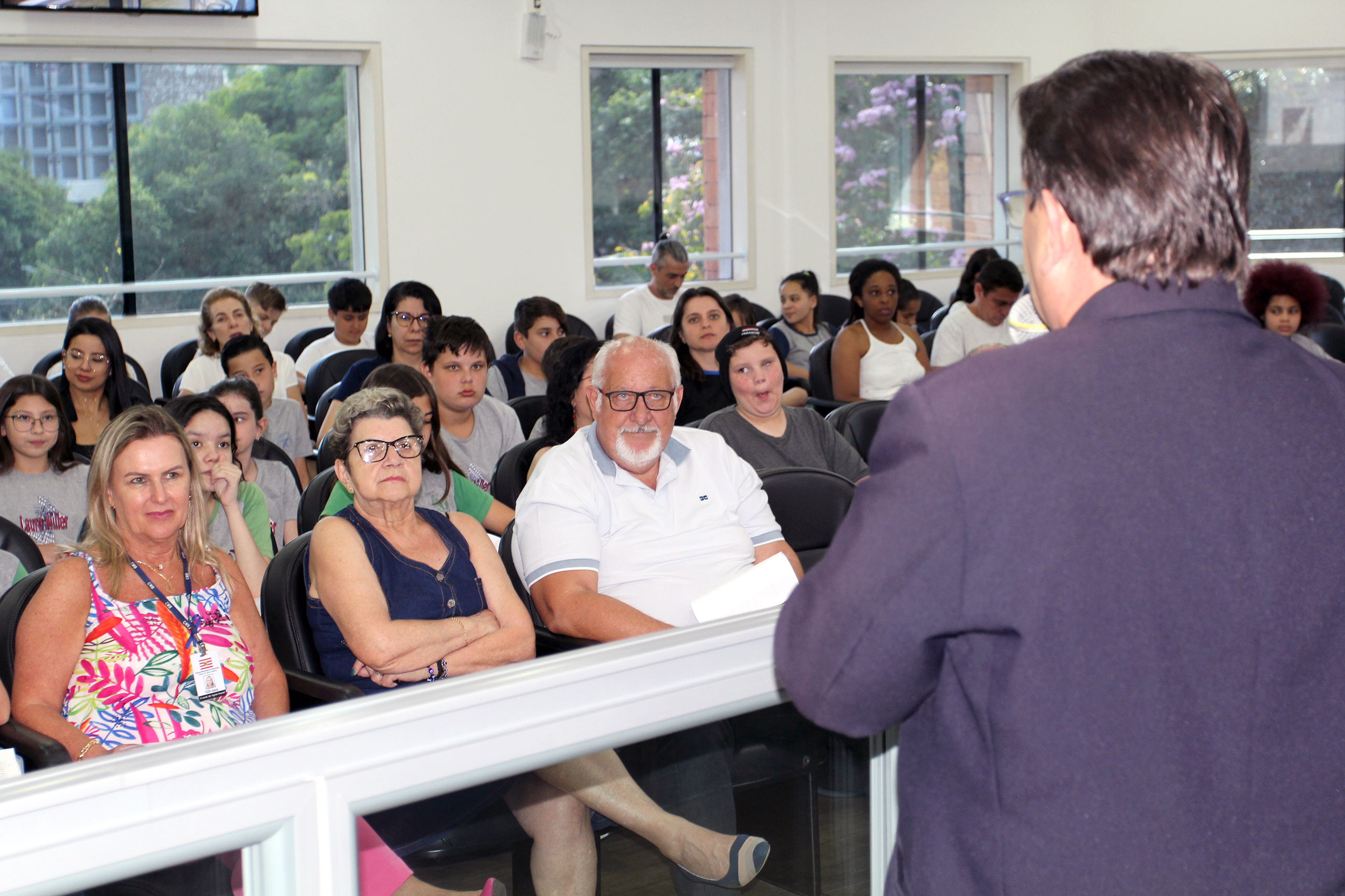 Plenário da Câmara recebe alunos destaque do Setembro Branco para Aulão de Oratória 