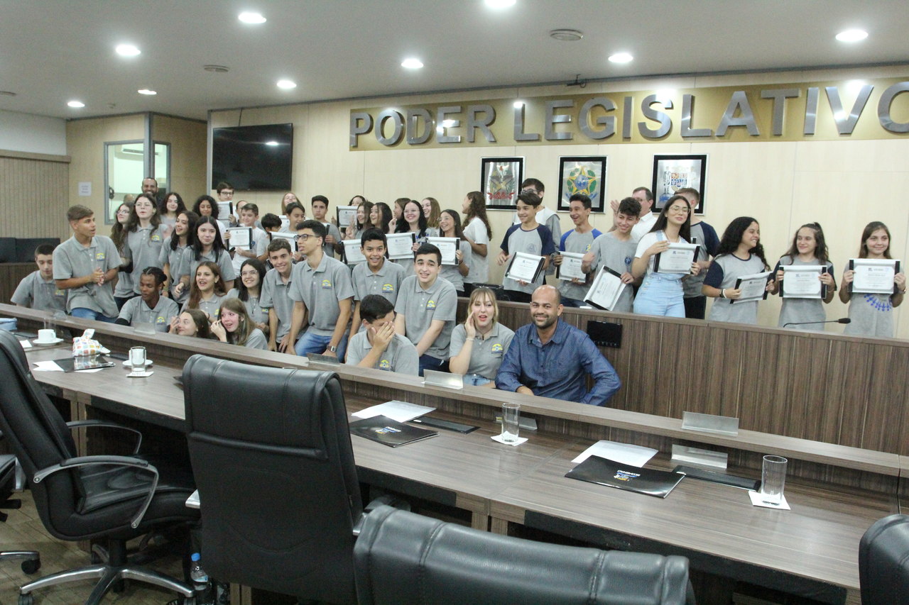 Novos vereadores mirins e suplentes da Legislatura 2023 são diplomados na última sessão ordinária do ano