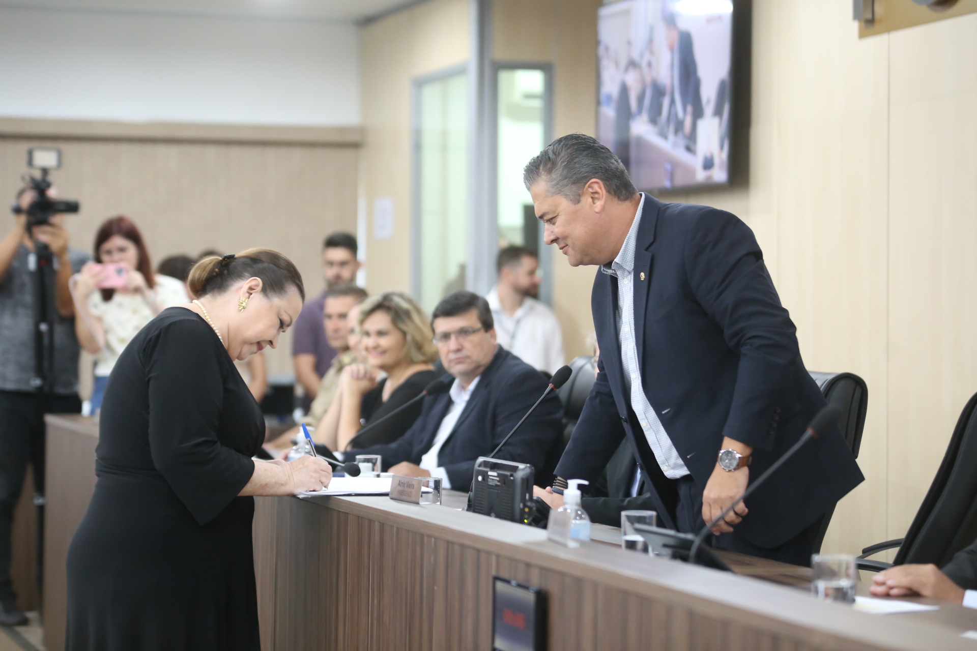  Vereadora suplente Angela Simão assume cadeira na Câmara pelo Podemos