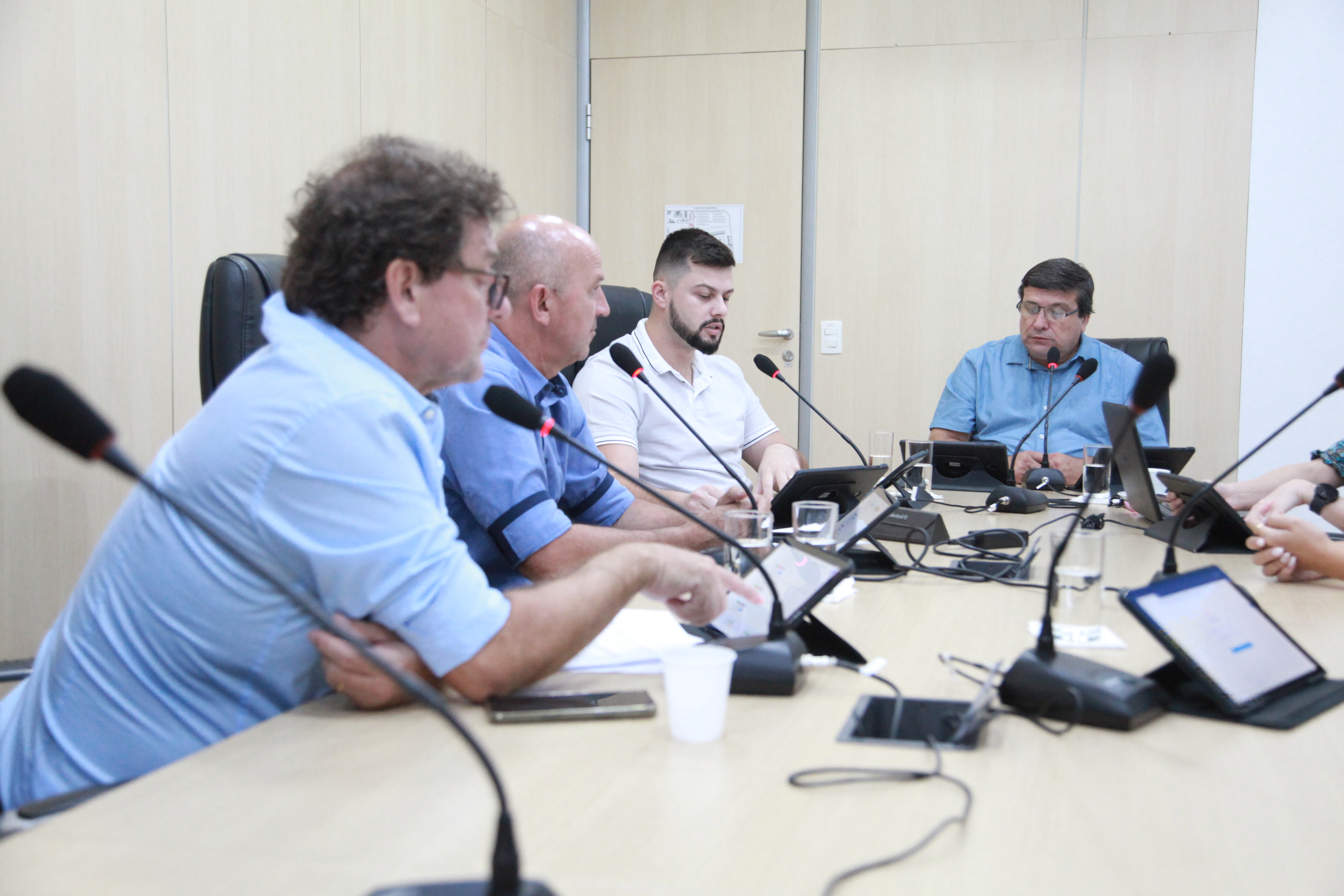 Cinco projetos de lei, duas emendas e projeto de decreto passam pela Comissão de Finanças