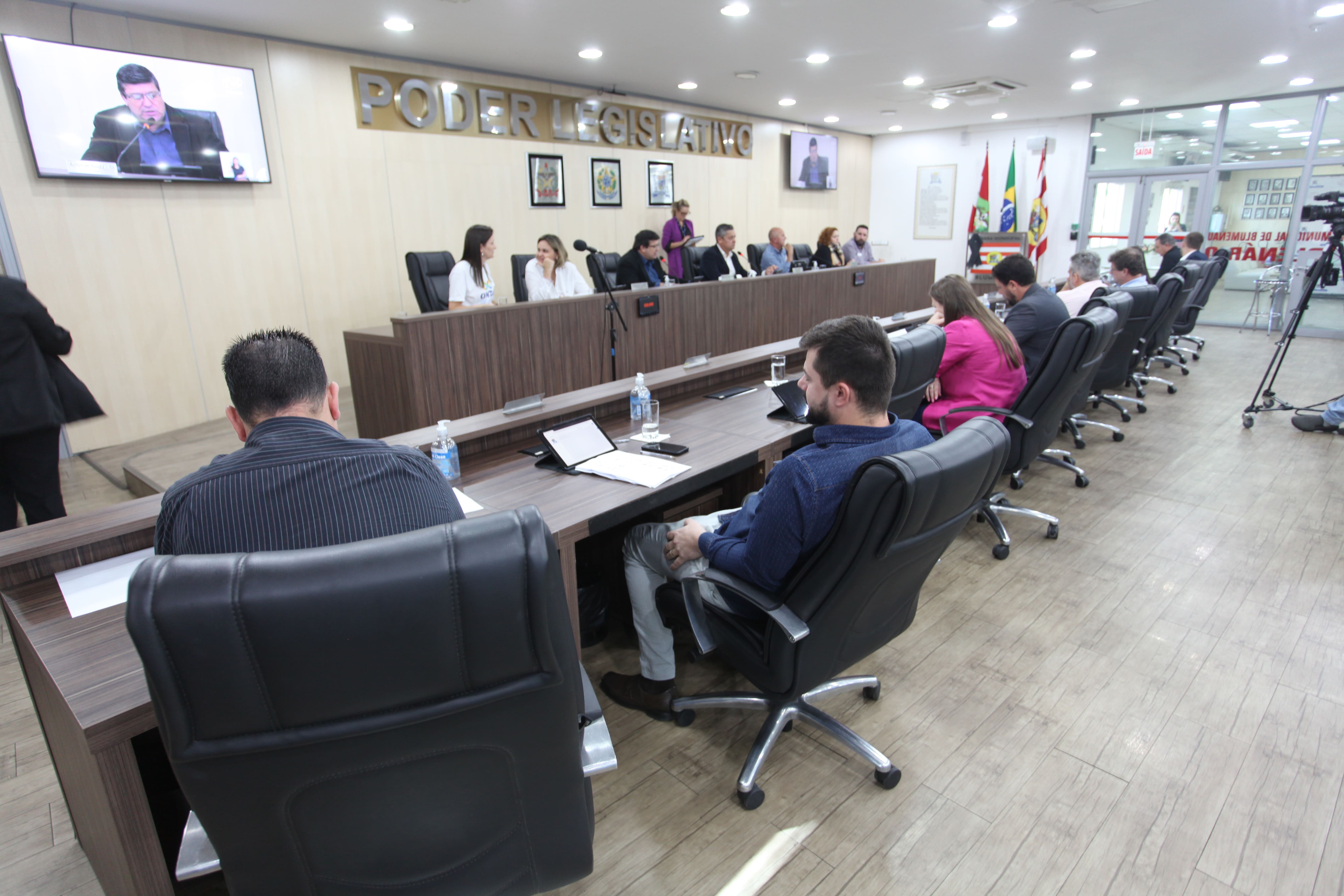 Câmara de Blumenau recebe mãe de vítima de ataque à creche e representante de ONG pela inclusão de autistas