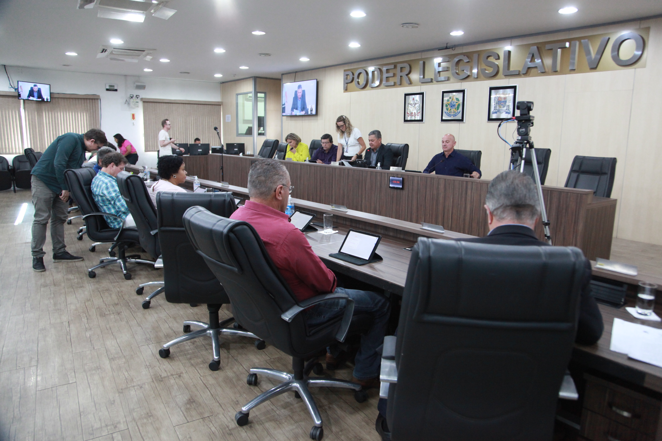 Vereadores aprovam dois projetos de lei, requerimentos e moções em sessão ordinária
