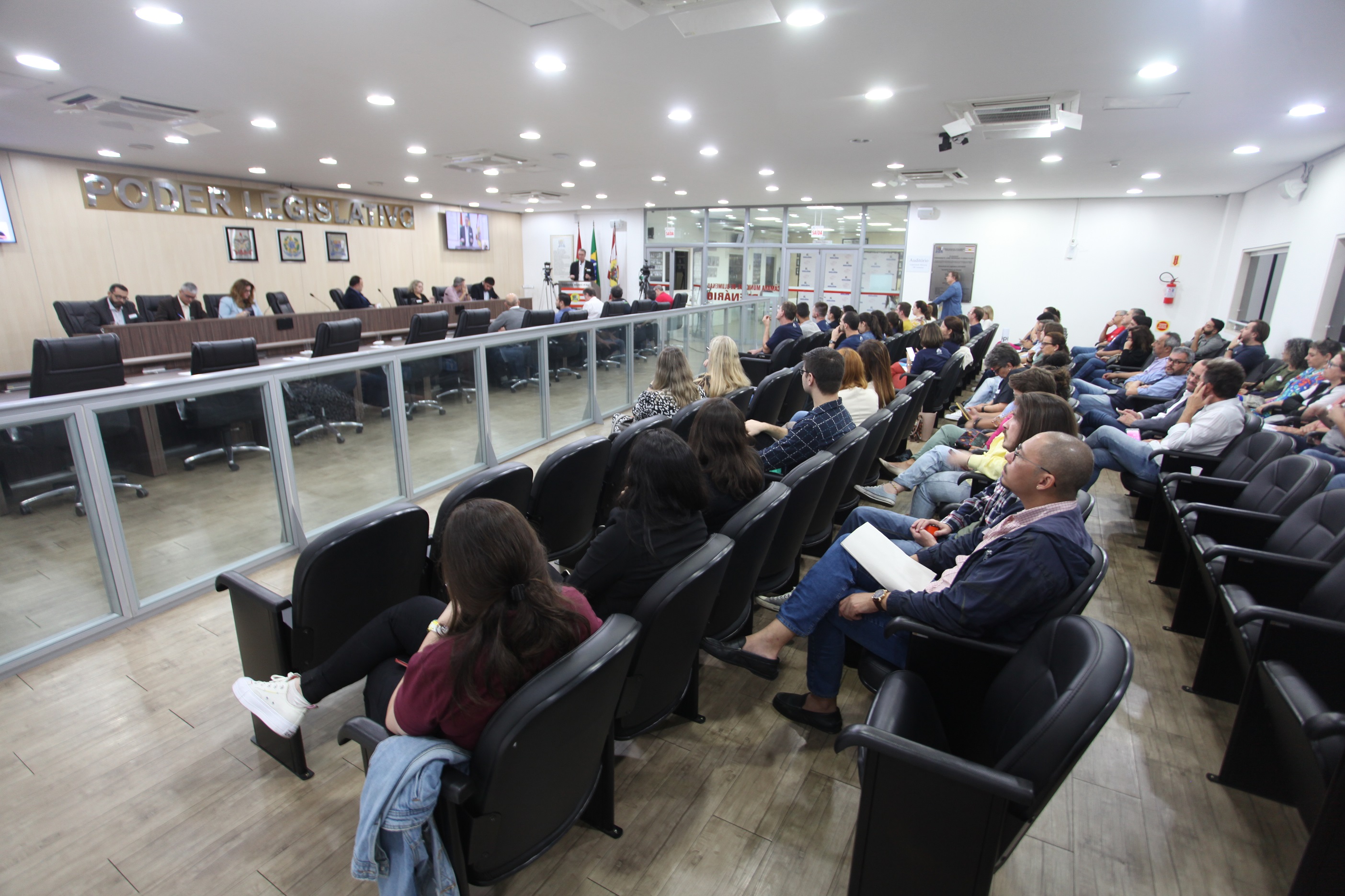 Manifestações na Audiência Pública da Câmara defendem uma discussão conjunta entre a Furb e a UFSC sobre a expansão dos cursos gratuitos e a federalização 