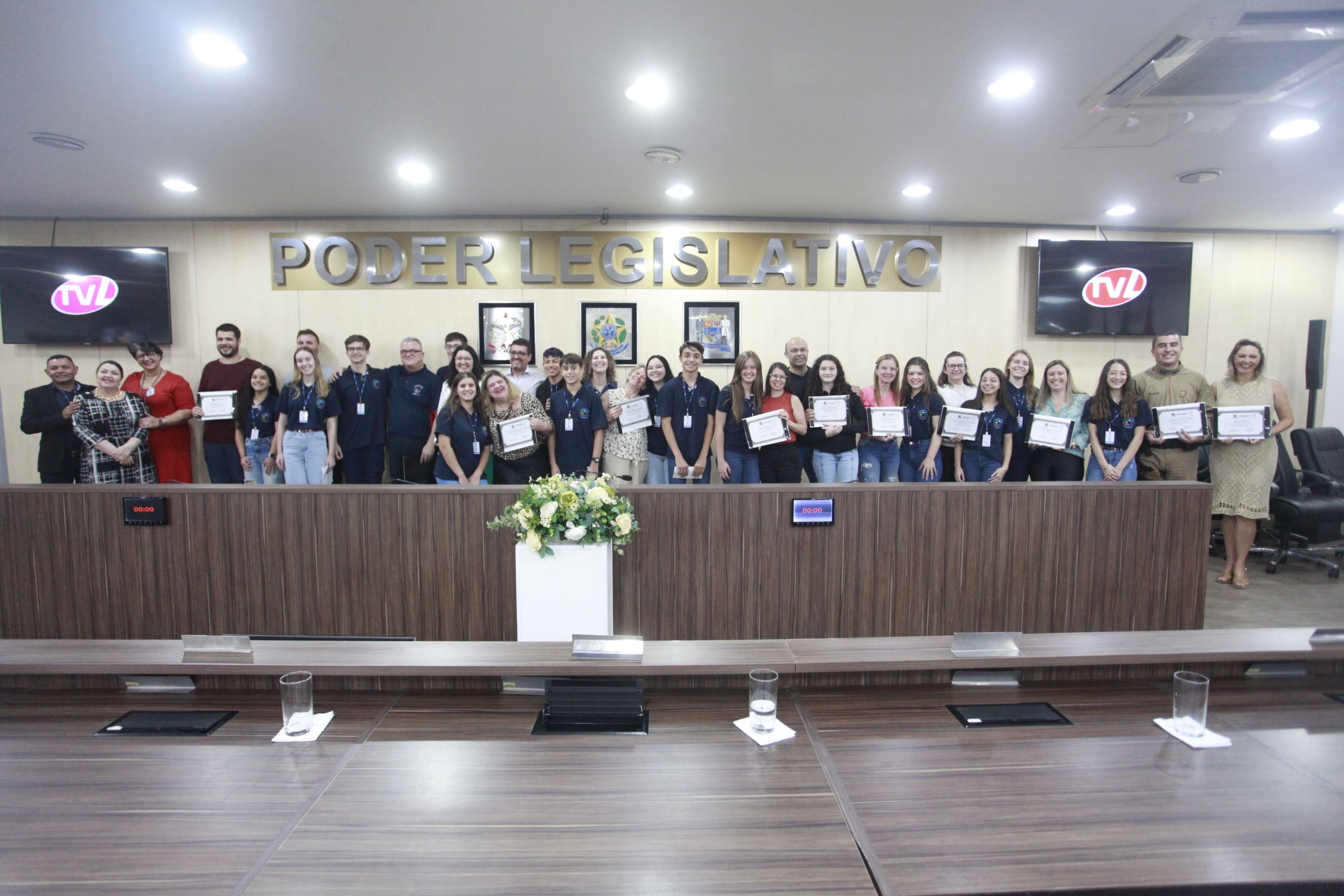 Vereadores mirins de Blumenau prestam homenagem aos professores em sessão solene 