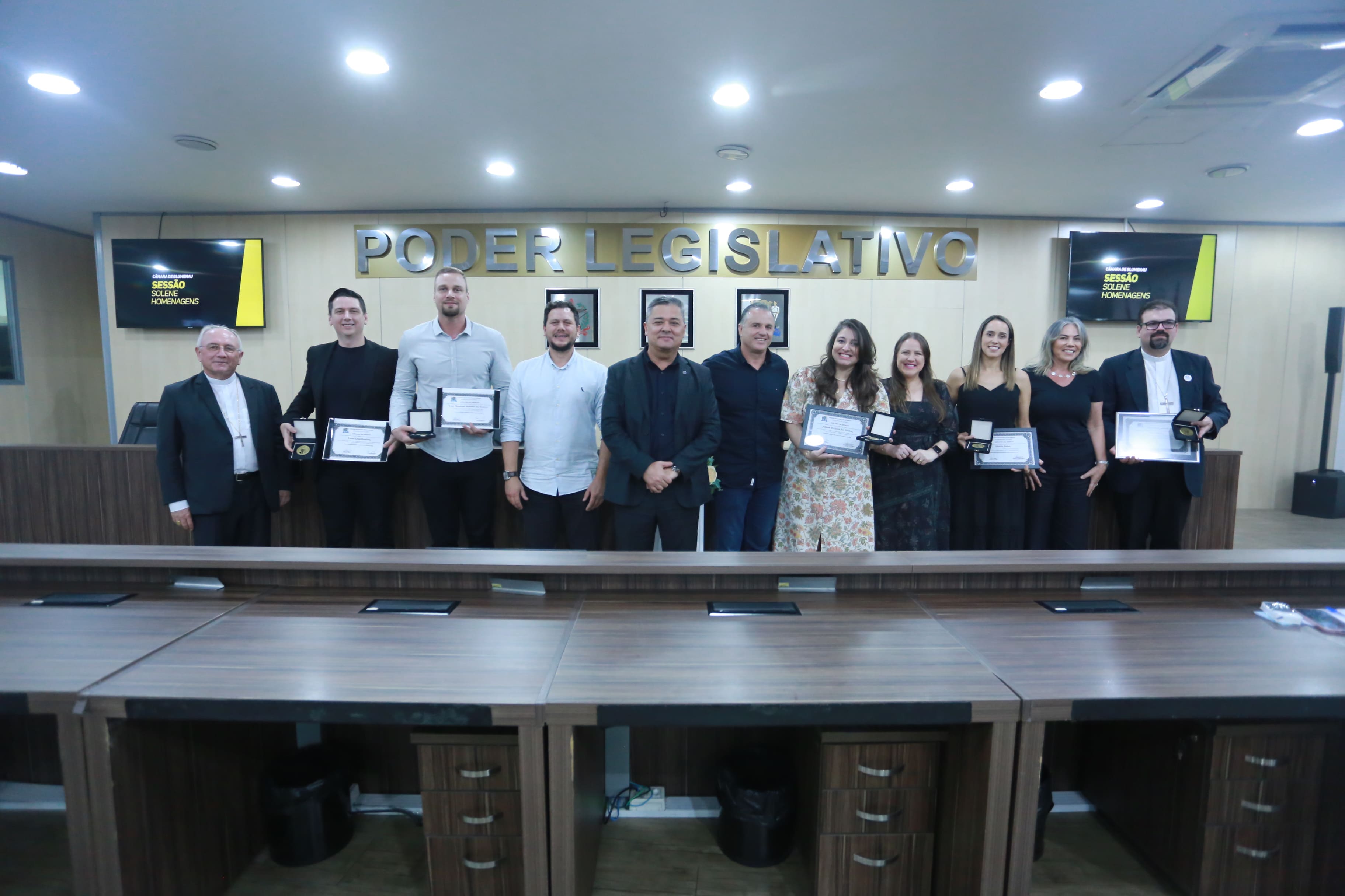 Câmara de Vereadores entrega Comendas Municipais do Mérito a personalidades e entidade da cidade