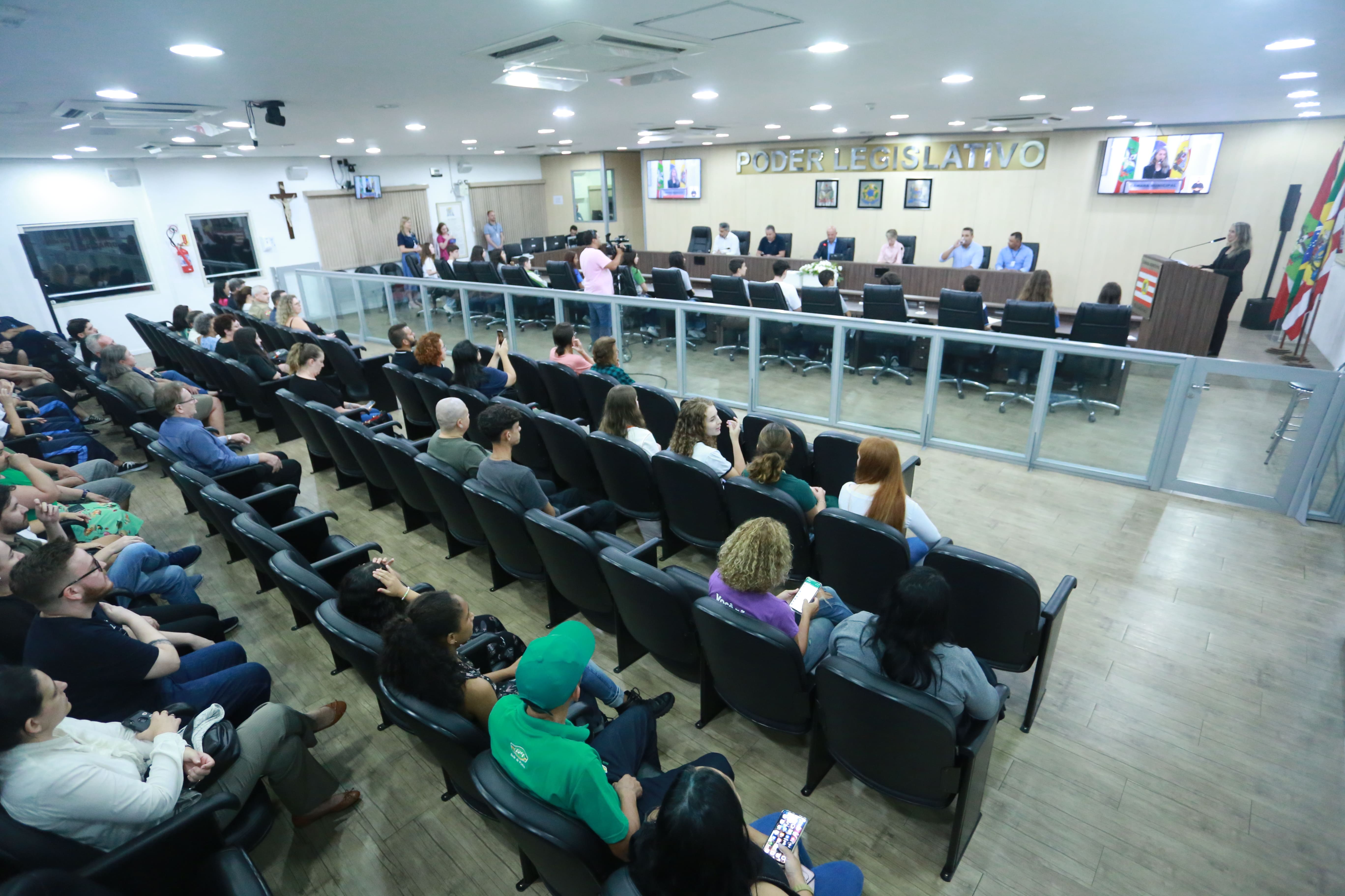 Vereadores mirins da Legislatura 2024 tomam posse na Câmara de Vereadores
