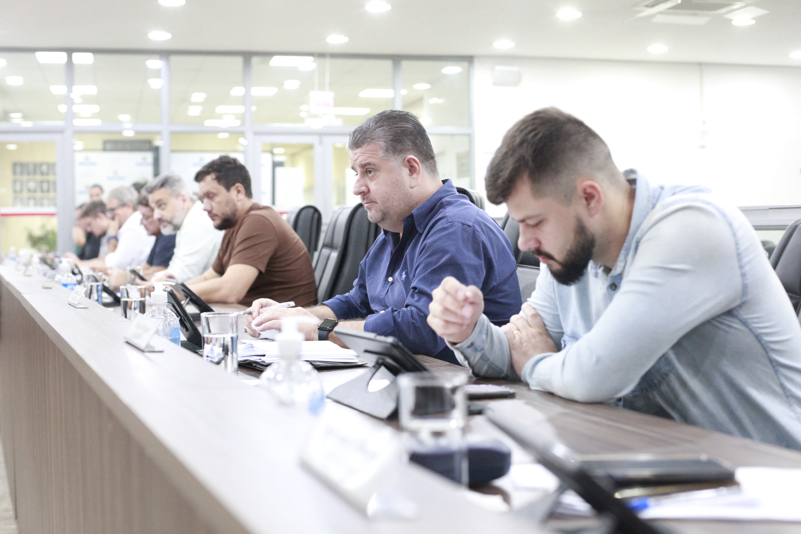 Vereadores aprovam projetos e debatem problemas na coleta de lixo na cidade