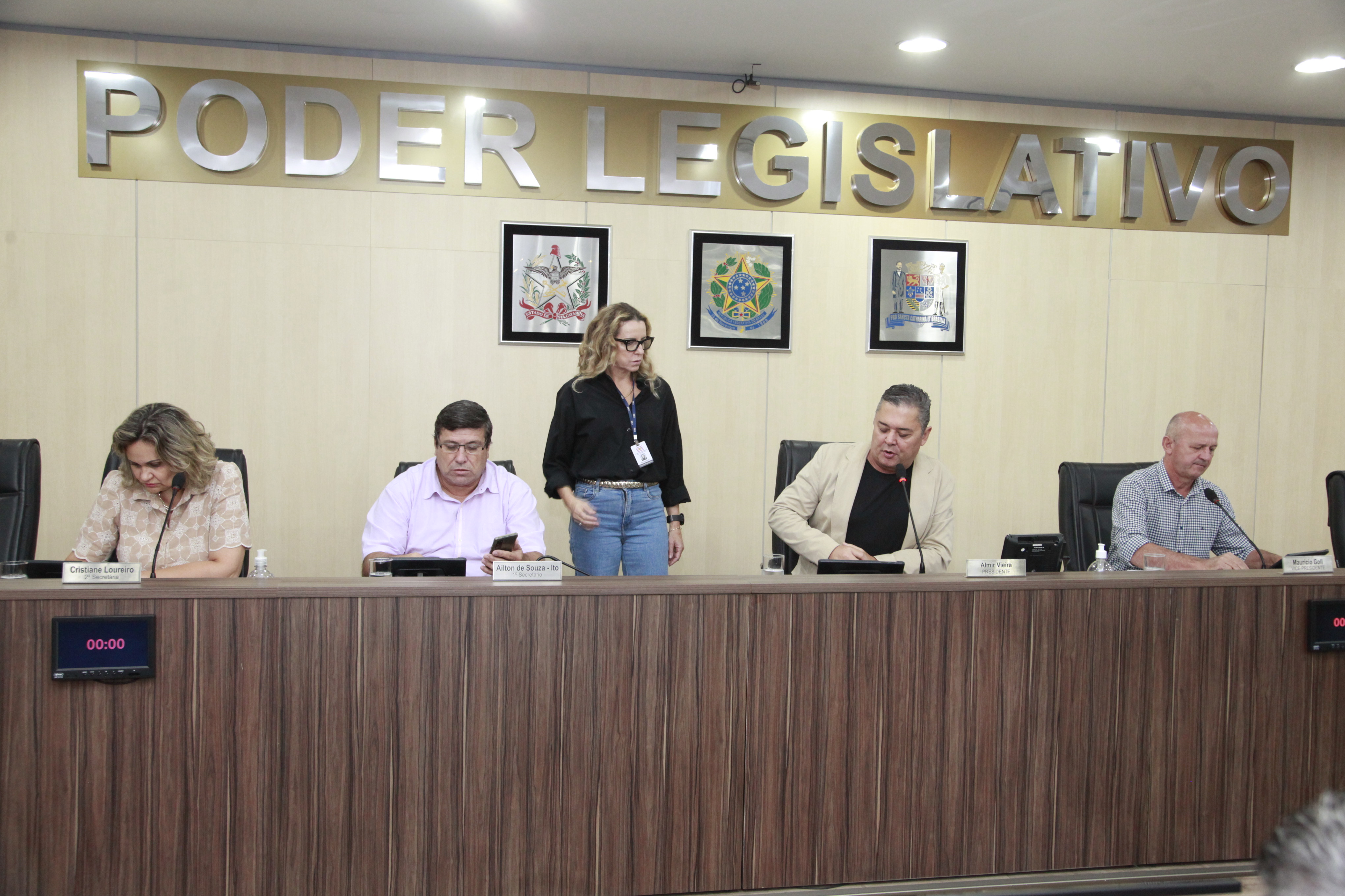 Vereadores acatam veto parcial e aprovam projetos em redação final na sessão desta quinta-feira