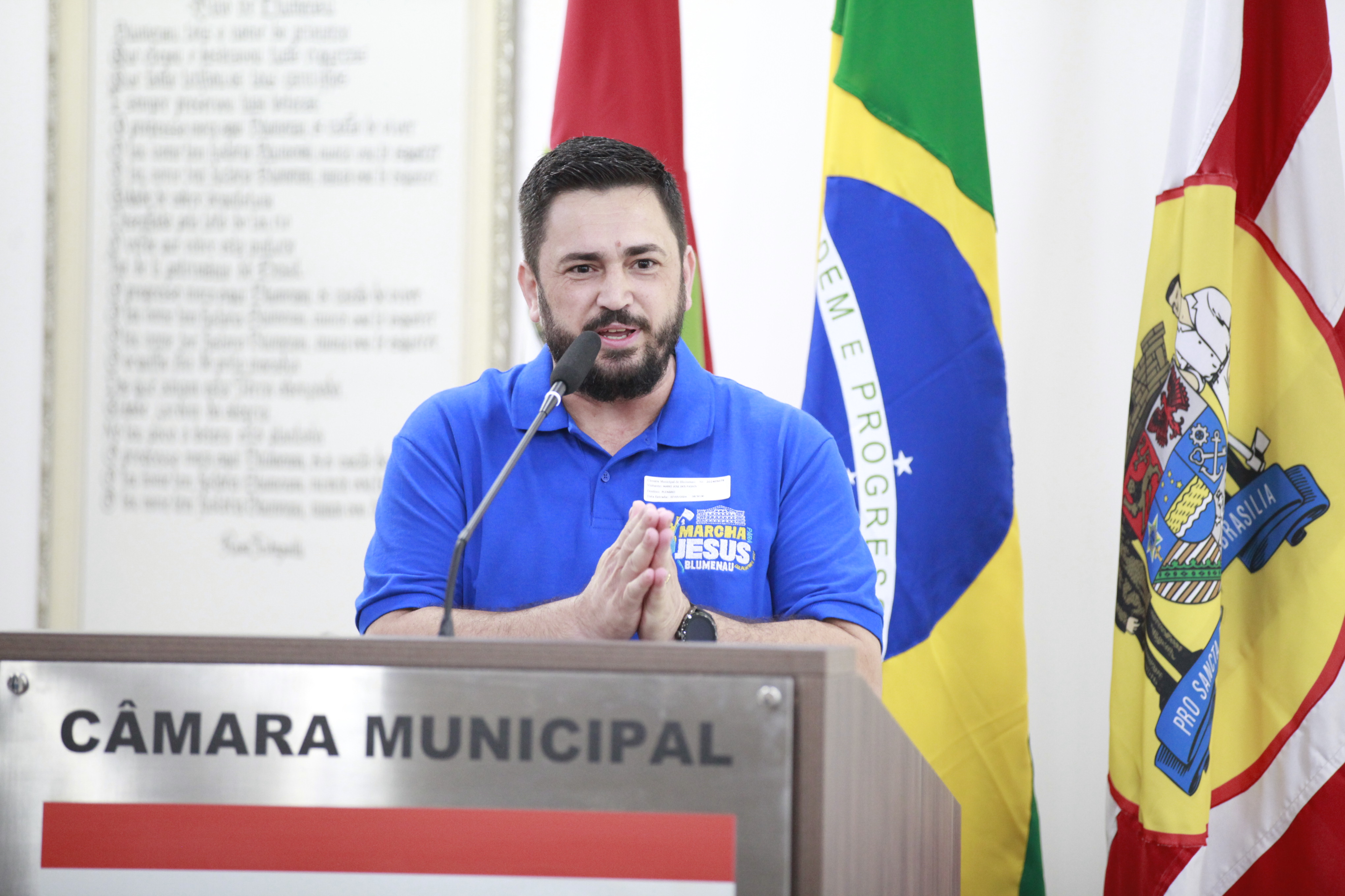 Presidente da Omeblu ocupa a tribuna para convidar para a Marcha para Jesus Blumenau 2024
