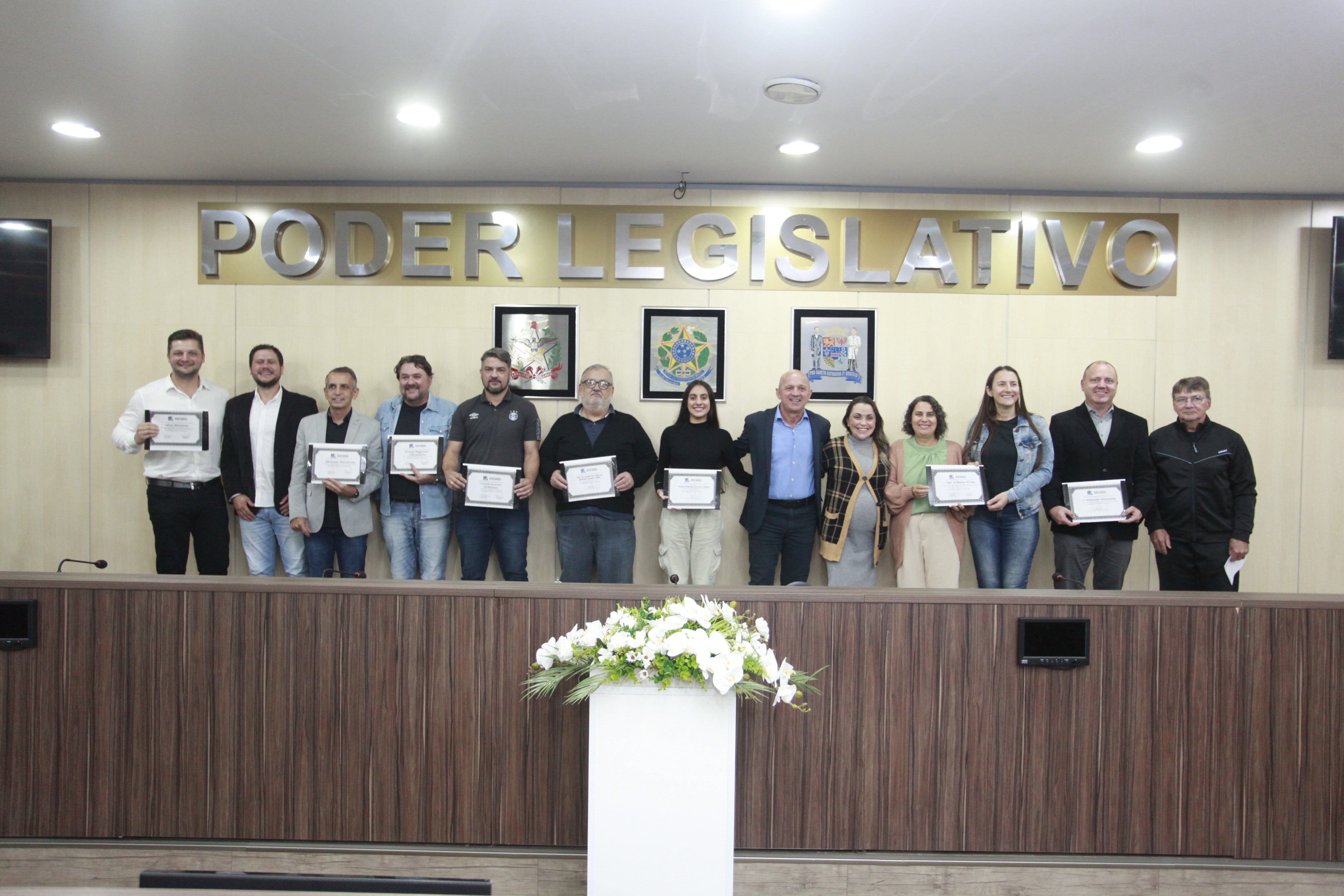 Câmara de Blumenau entrega nove moções de louvor em sessão solene