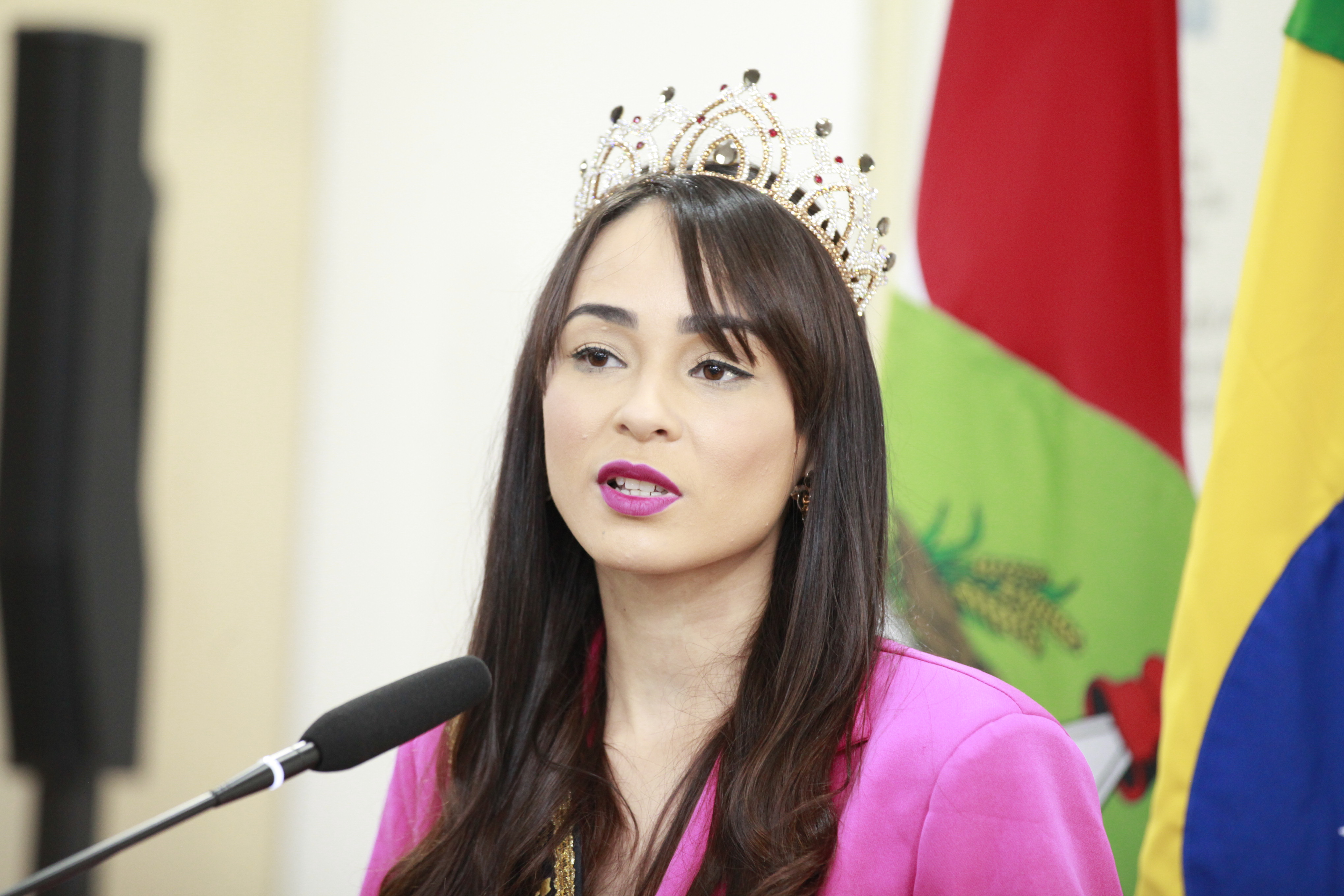 Miss Santa Catarina Young fala na tribuna sobre papel de miss e categoria inclusiva do concurso
