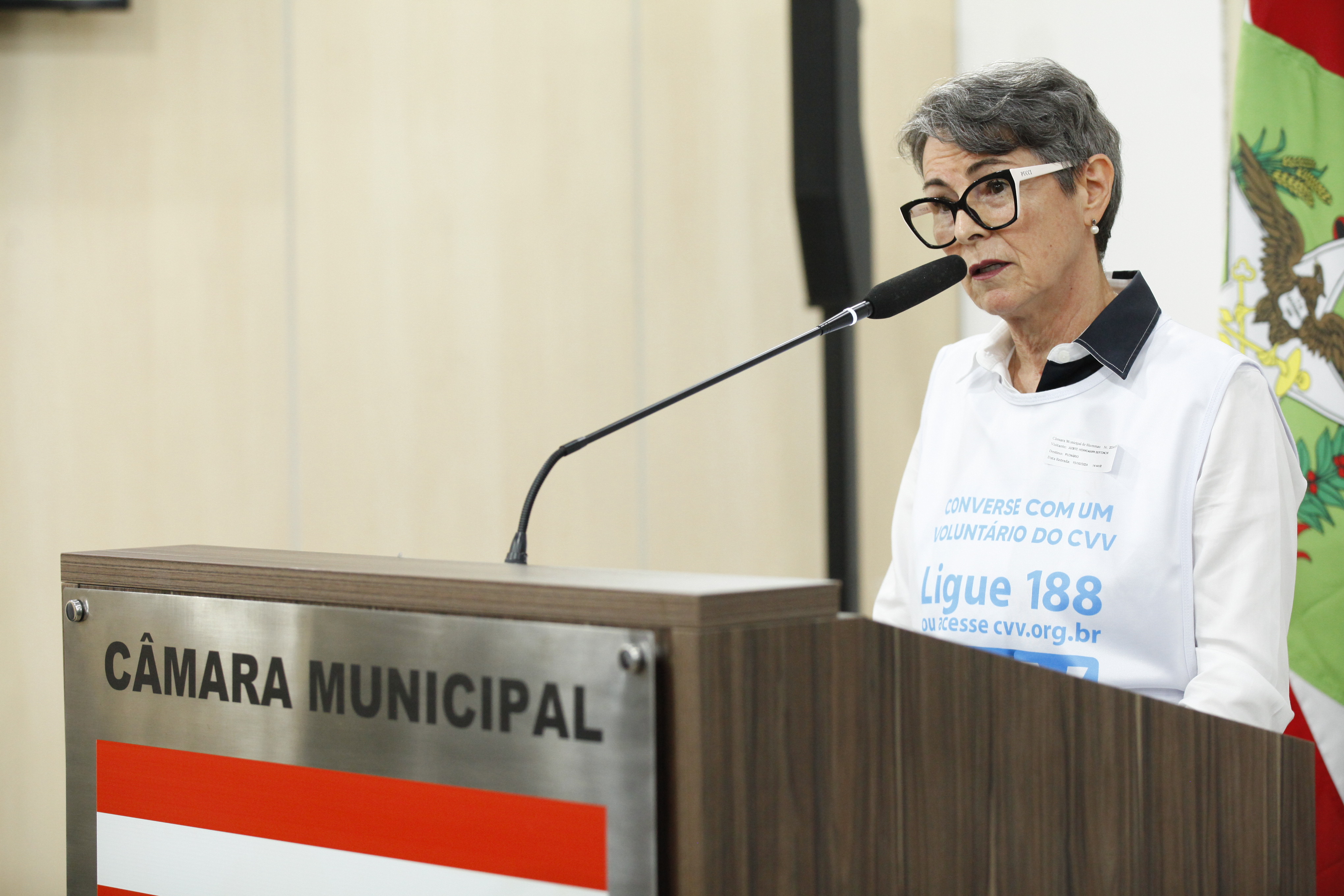 Coordenadora do CVV Blumenau apresenta trabalho da entidade na Tribuna Livre da Câmara
