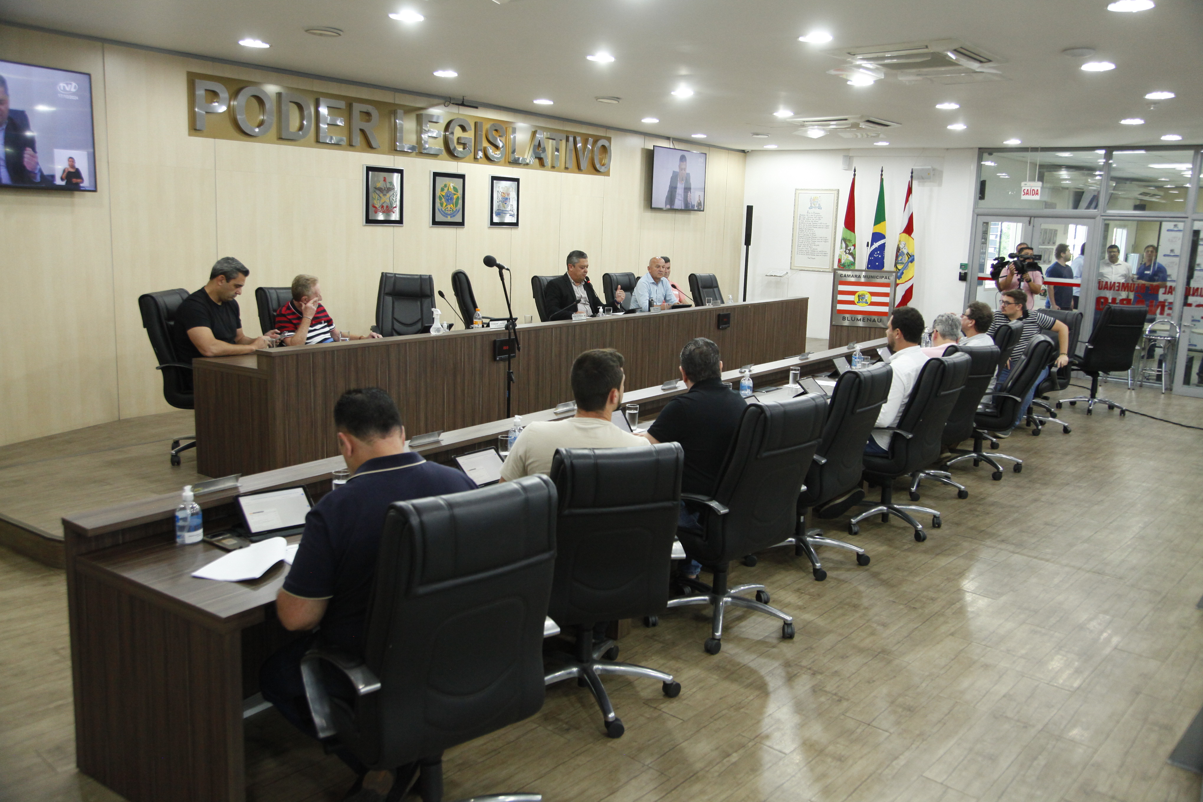 Vereadores aprovam projeto que visa conscientizar a população sobre os riscos de relacionamentos precoces na infância   