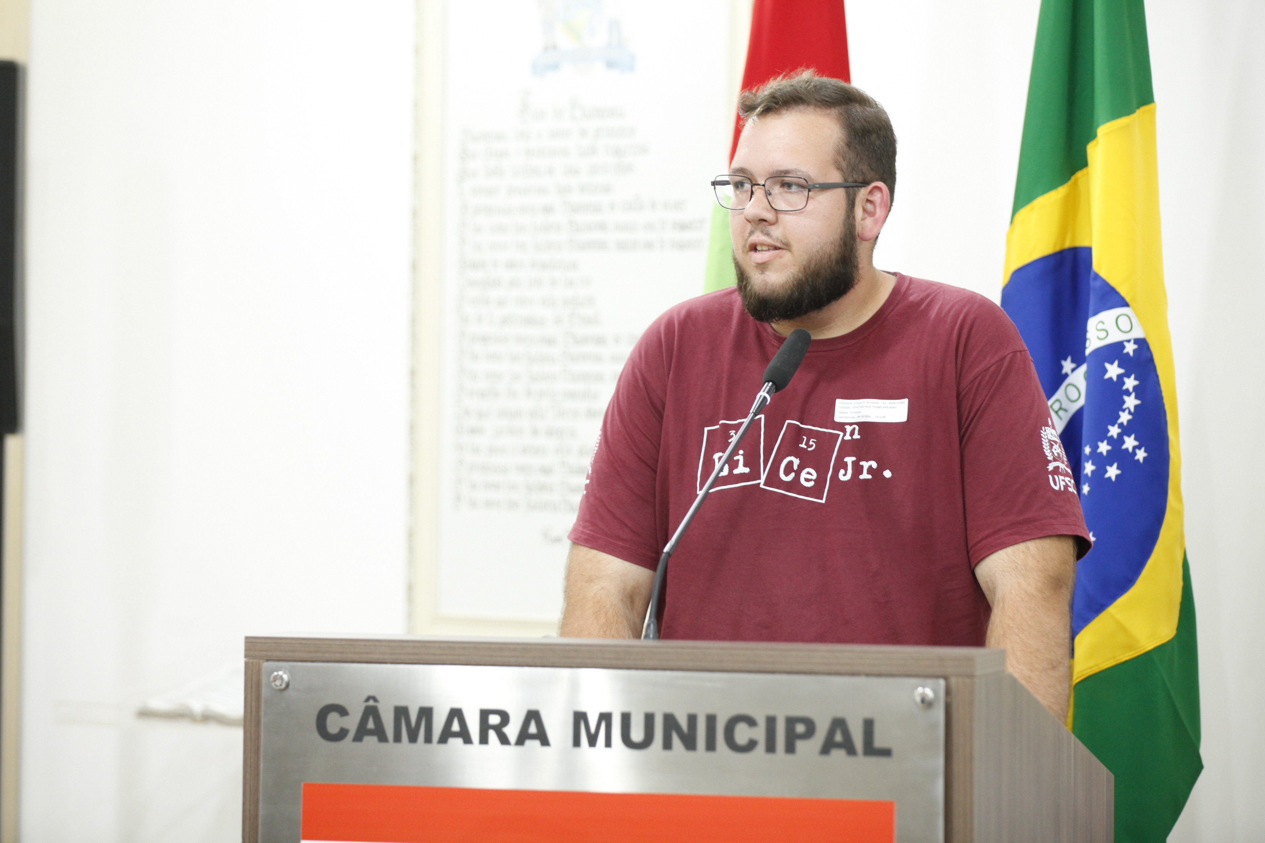Representante da empresa júnior da UFSC ocupa a tribuna e convida para café colonial