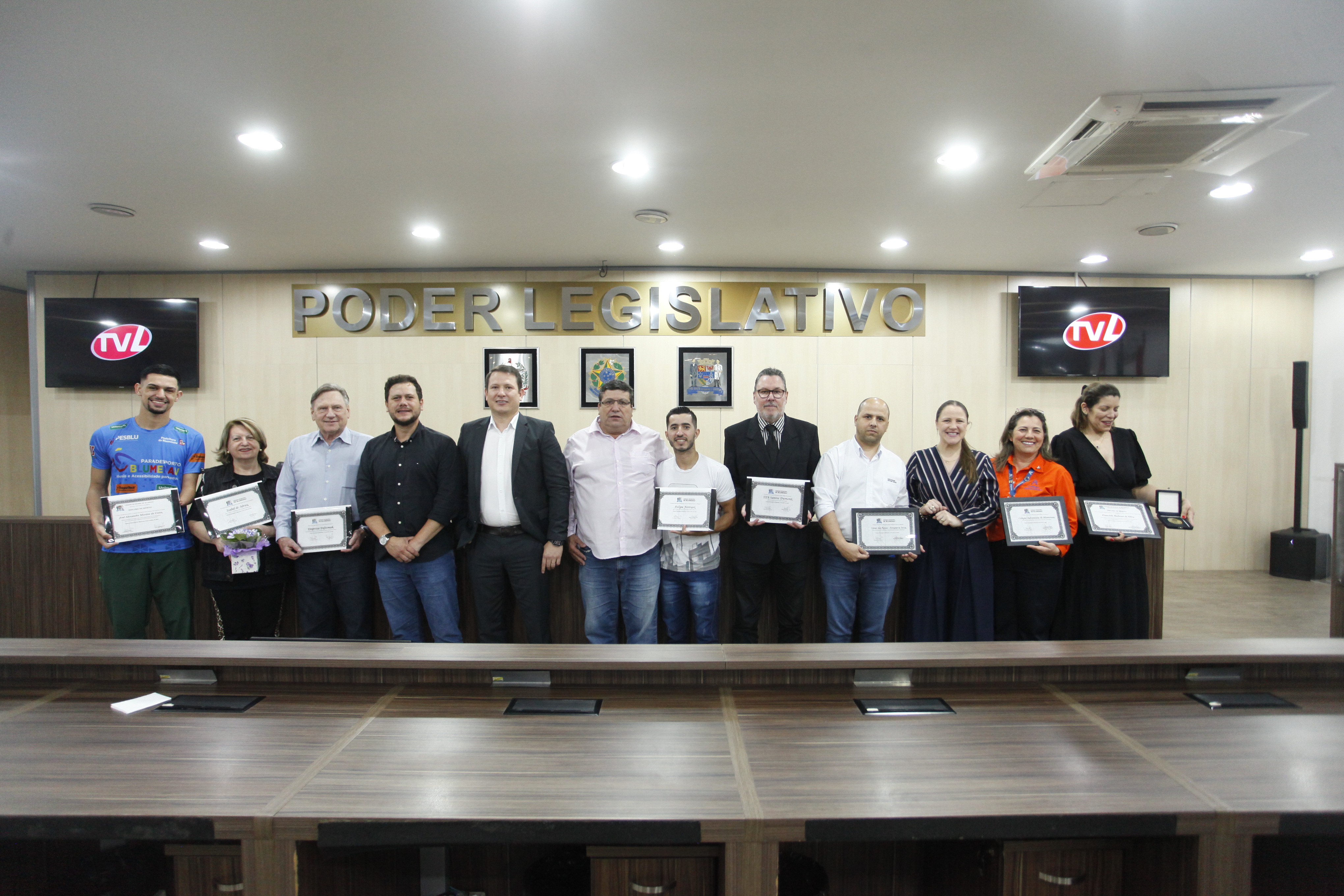 Câmara de Blumenau entrega onze homenagens com comendas e moções de louvor em sessão solene 
