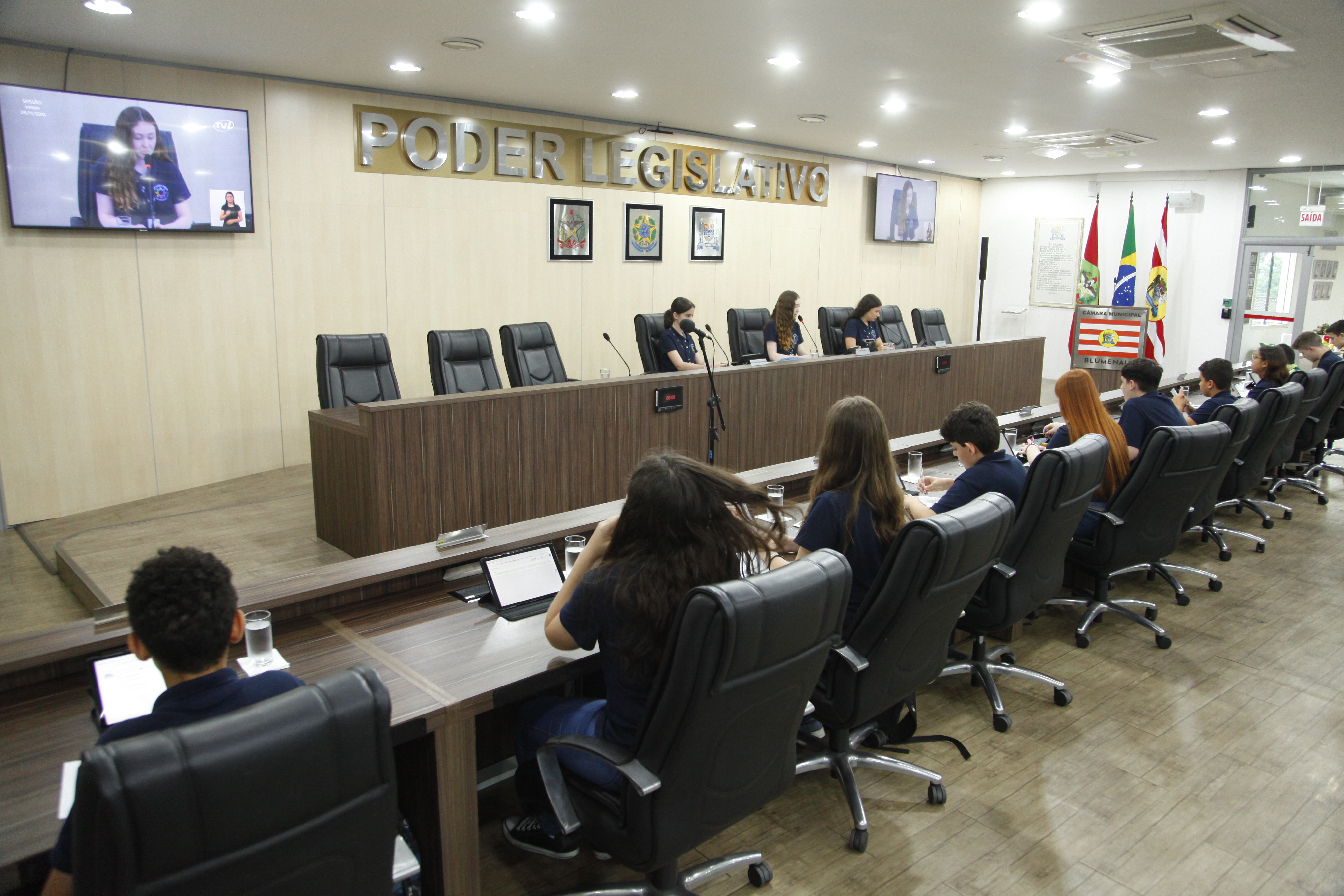 Vereadores mirins aprovam quatro requerimentos na penúltima sessão ordinária do ano