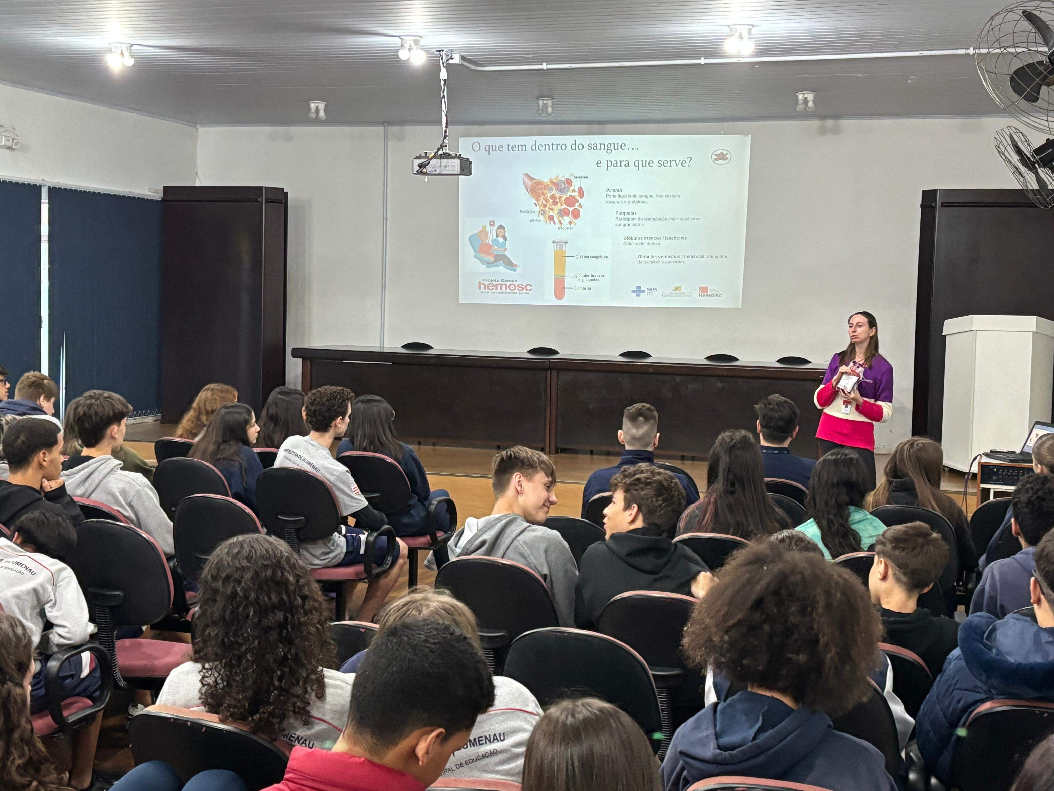 Câmara Mirim participa de ação educativa sobre doação de sangue na EBM Machado de Assis
