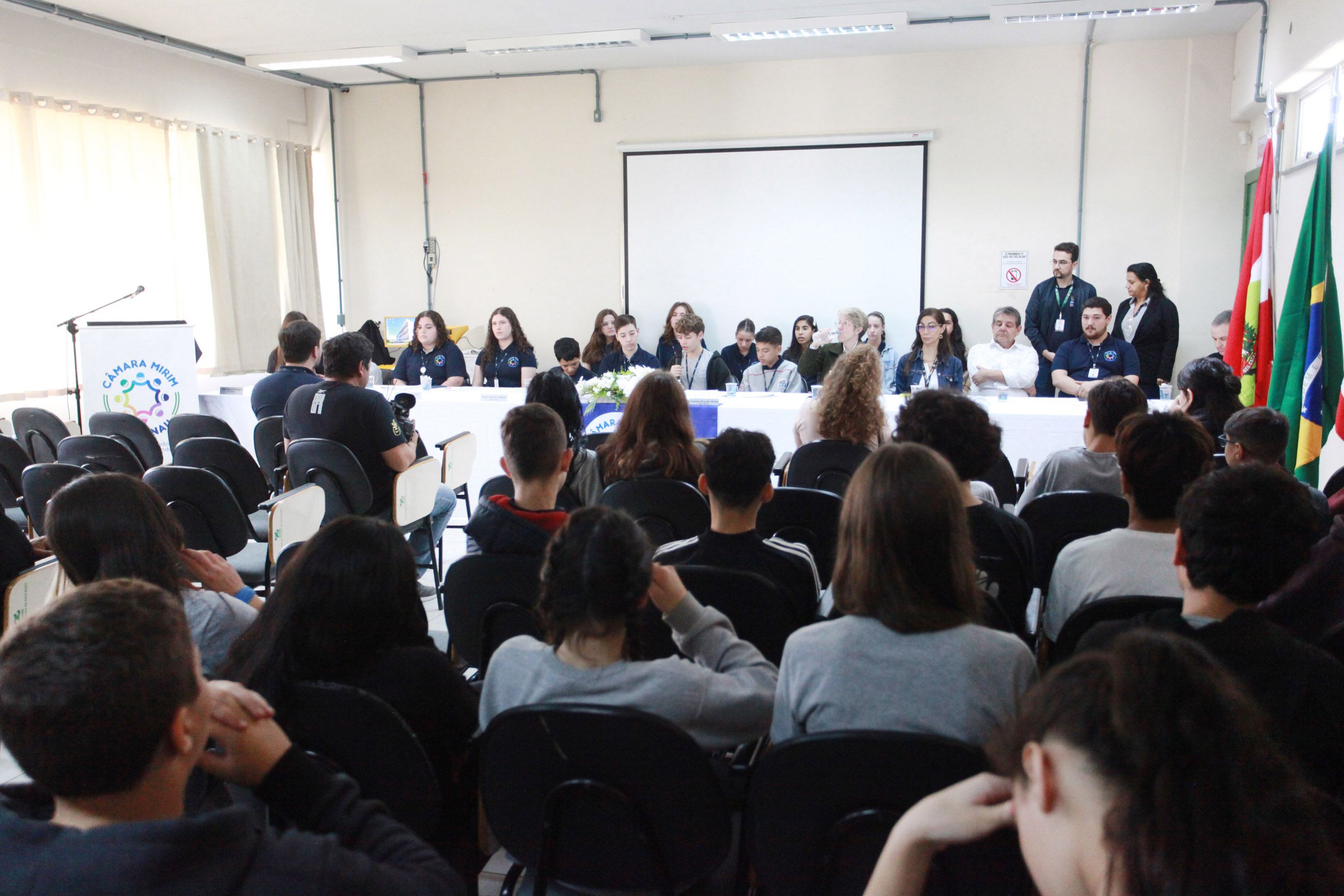Vereadores Mirins realizam segunda sessão itinerante de 2025 na Escola Dr Max Tavares D Amaral