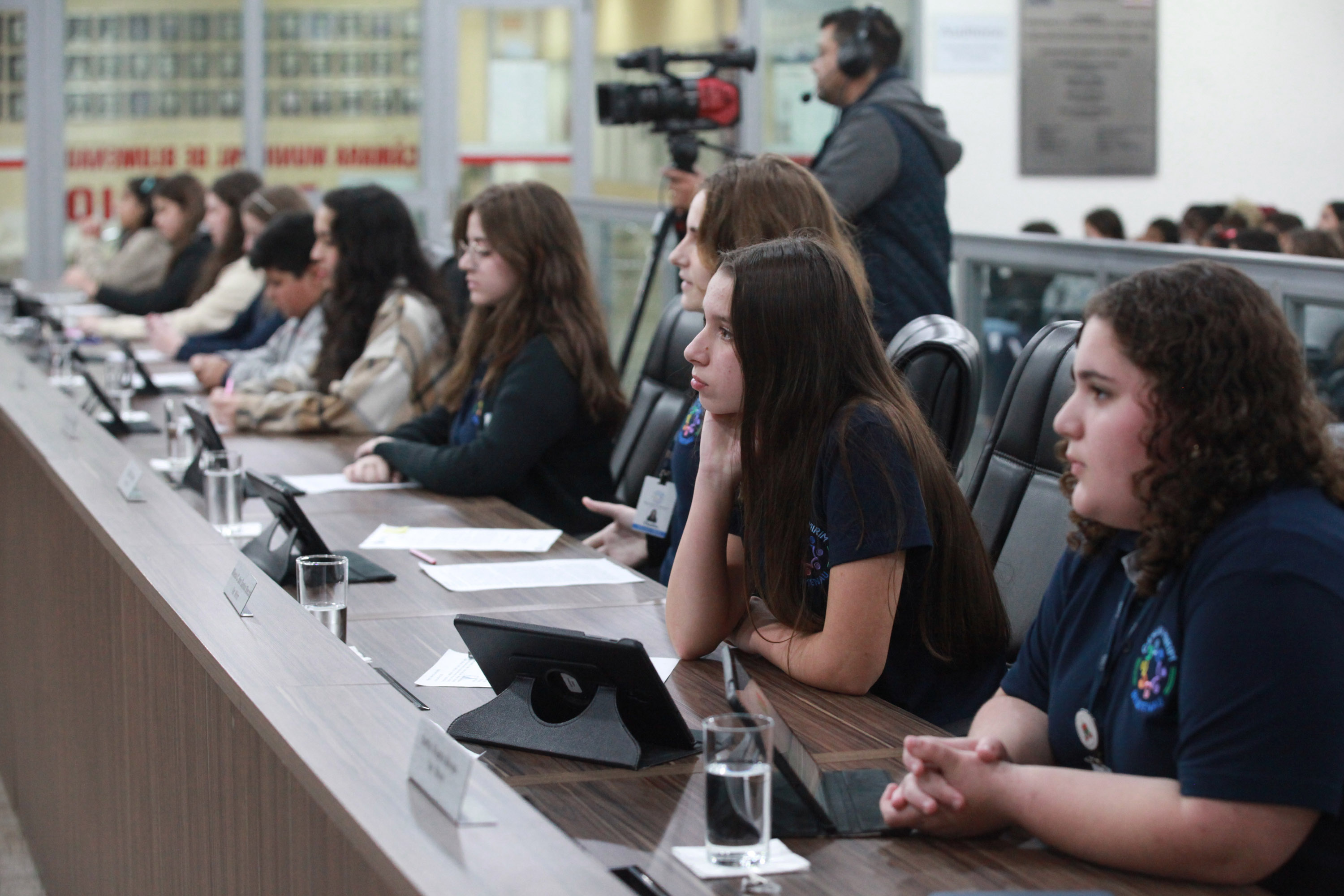 Câmara Mirim promove sessão com homenagens e participação ativa dos jovens vereadores