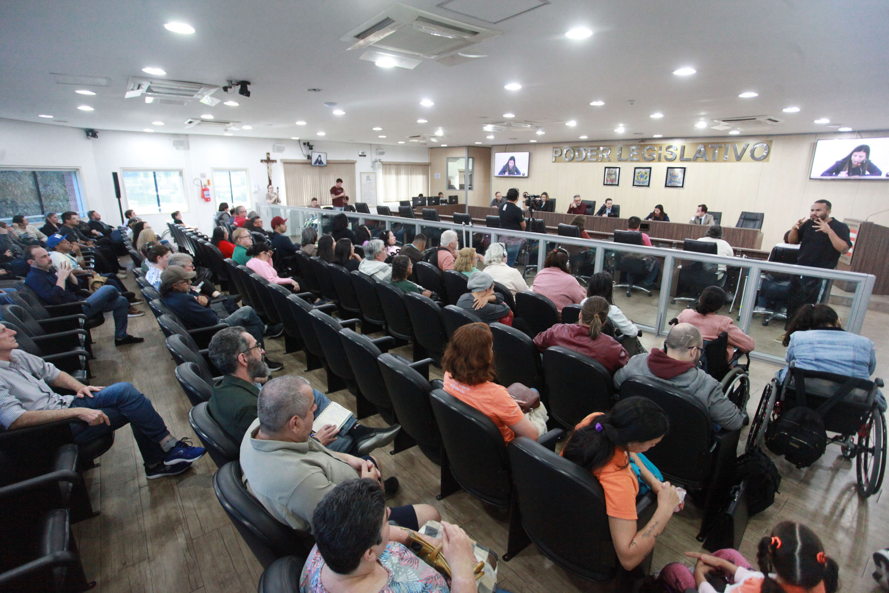 Audiência pública na Câmara de Blumenau expõe desafios da mobilidade para pessoas com deficiência