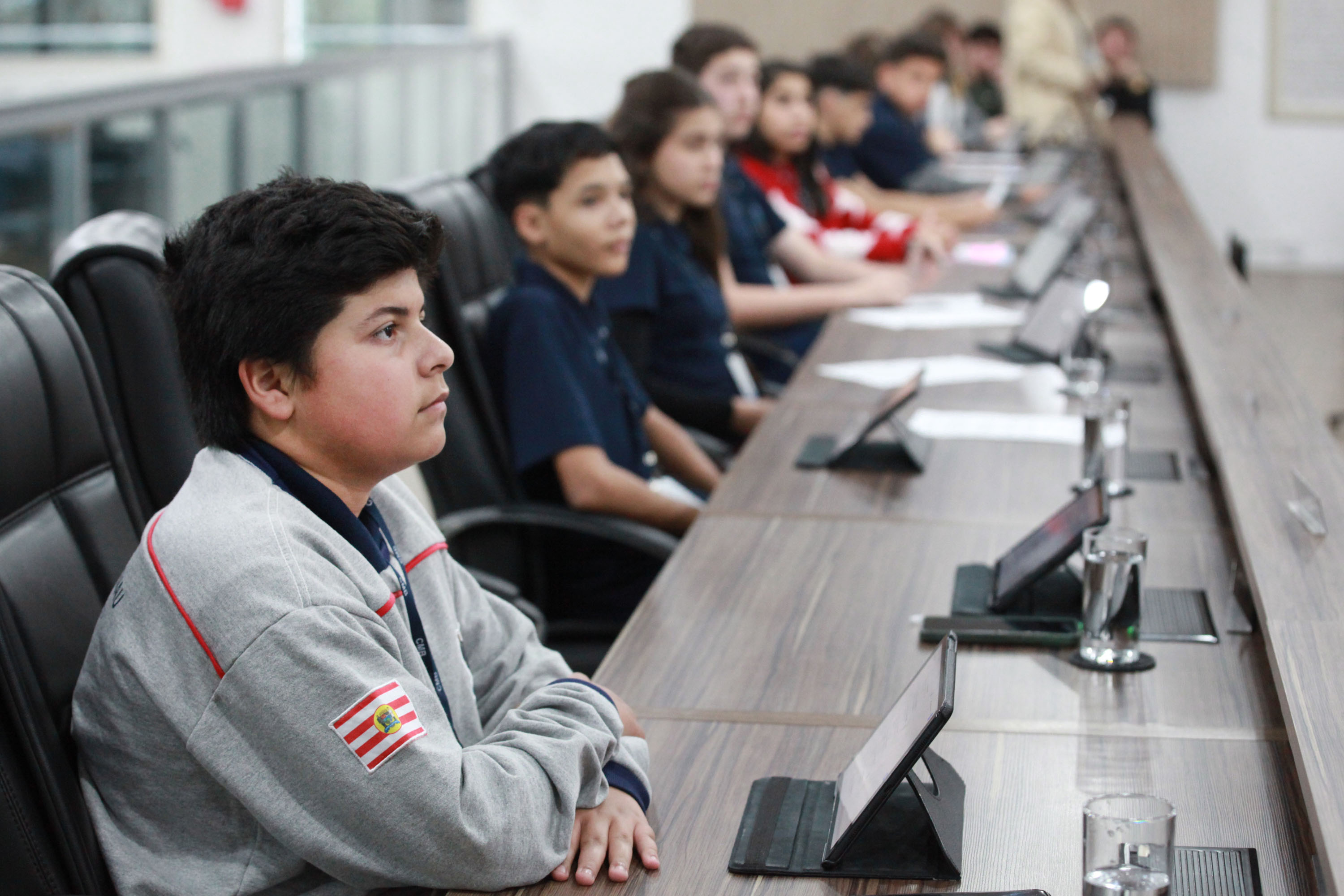 Sessão Mirim aborda combate à violência, desigualdade social e aprova requerimentos sobre melhorias em escolas
