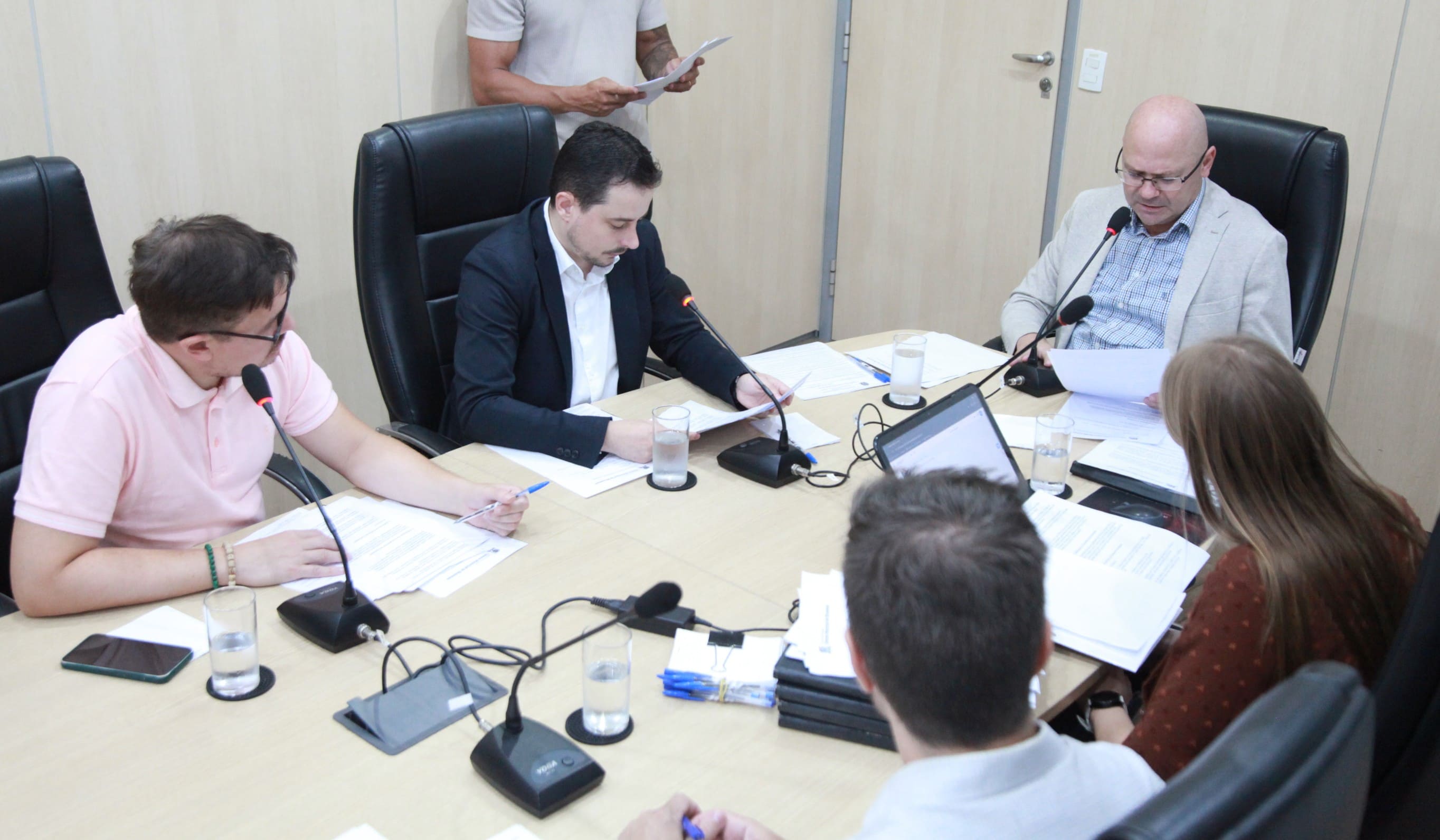 Comissão Processante se reúne para analisar defesa de vereador e decidir sobre continuidade de denúncia