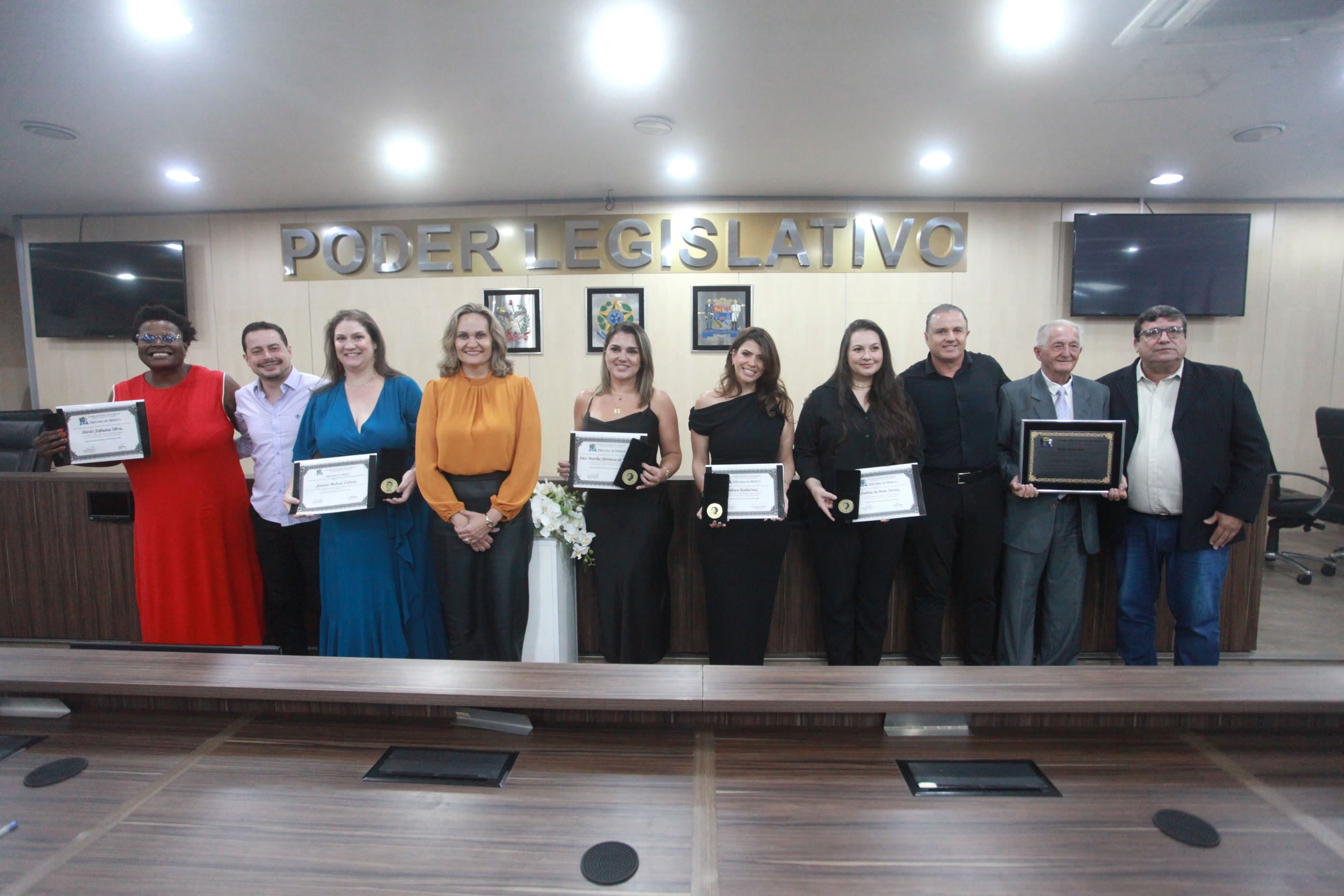 Câmara de Blumenau homenageia personalidades femininas e ex-vereador em sessão solene   