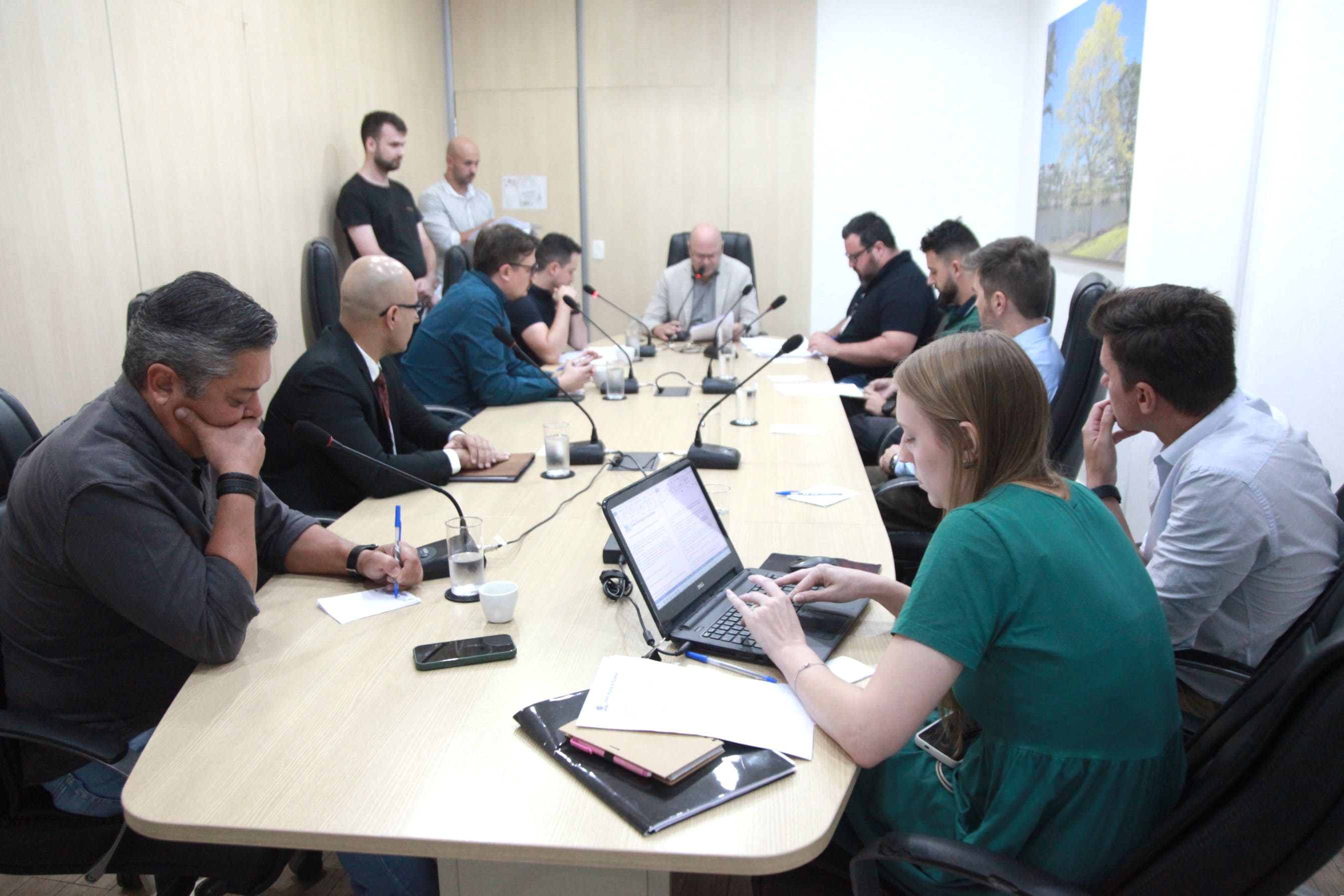 Comissão Processante avança, responde questionamentos da defesa e amplia prazo para nova manifestação