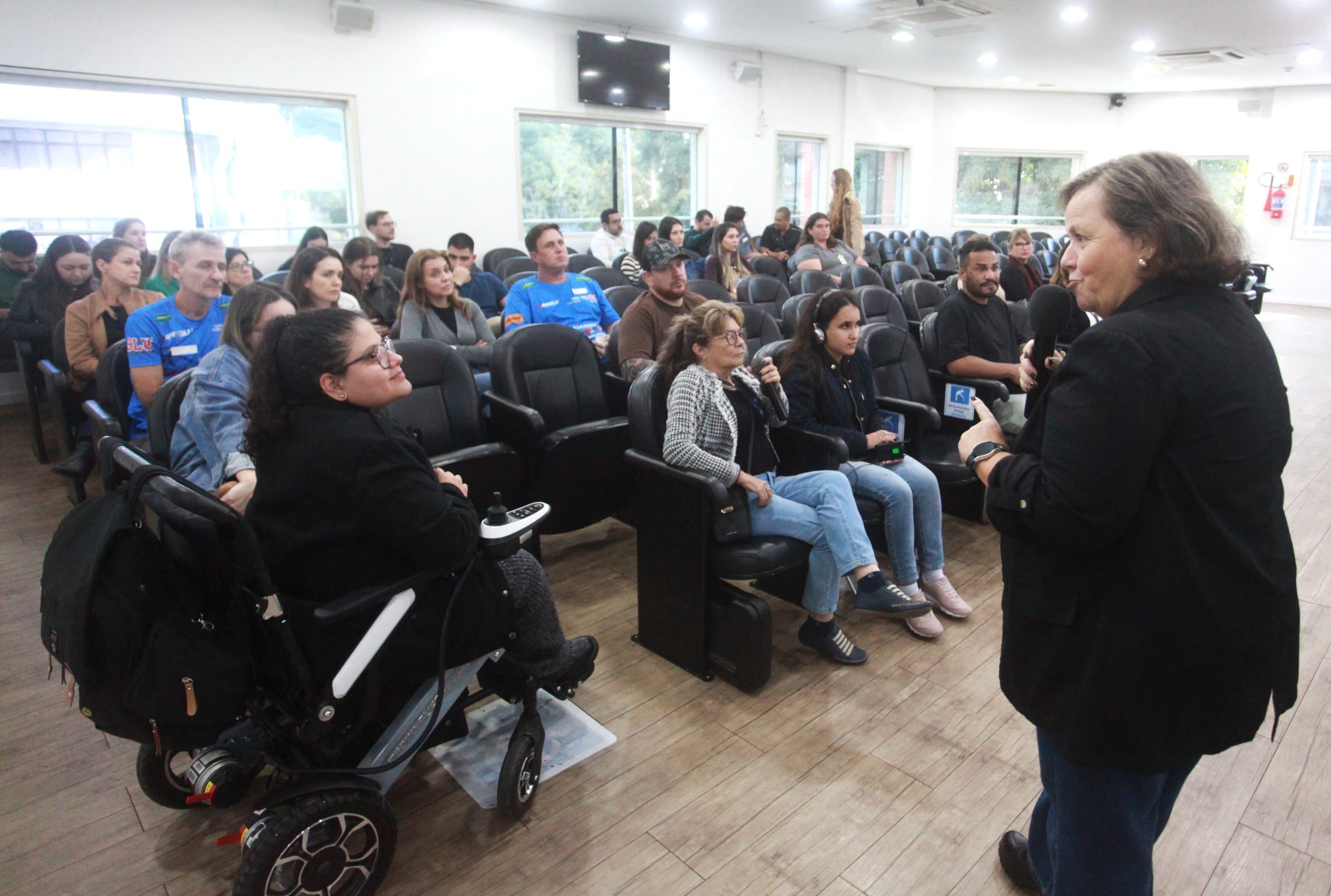 Capacitação reforça práticas de inclusão e acessibilidade na Câmara de Blumenau
